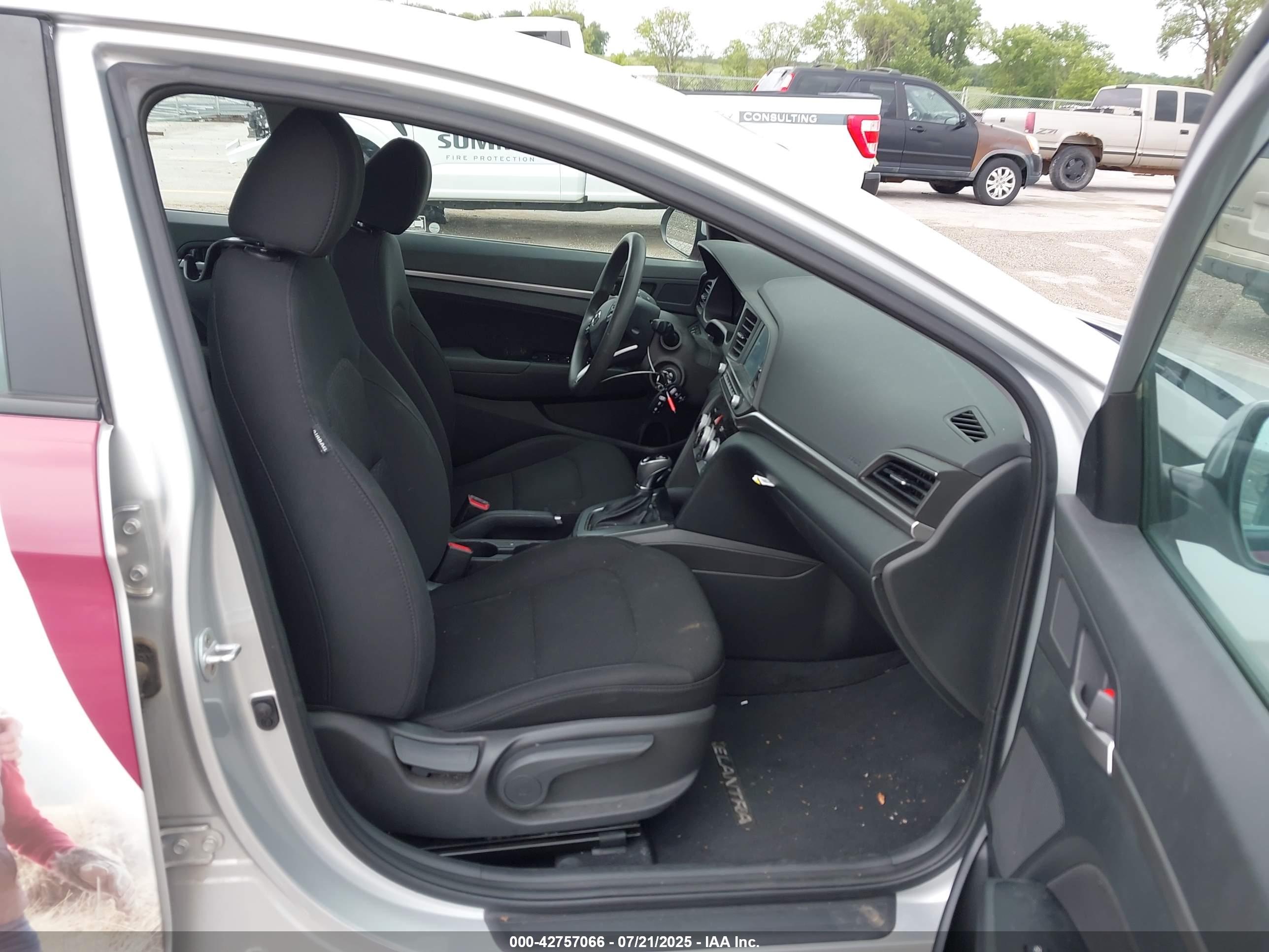 HYUNDAI ELANTRA image 5