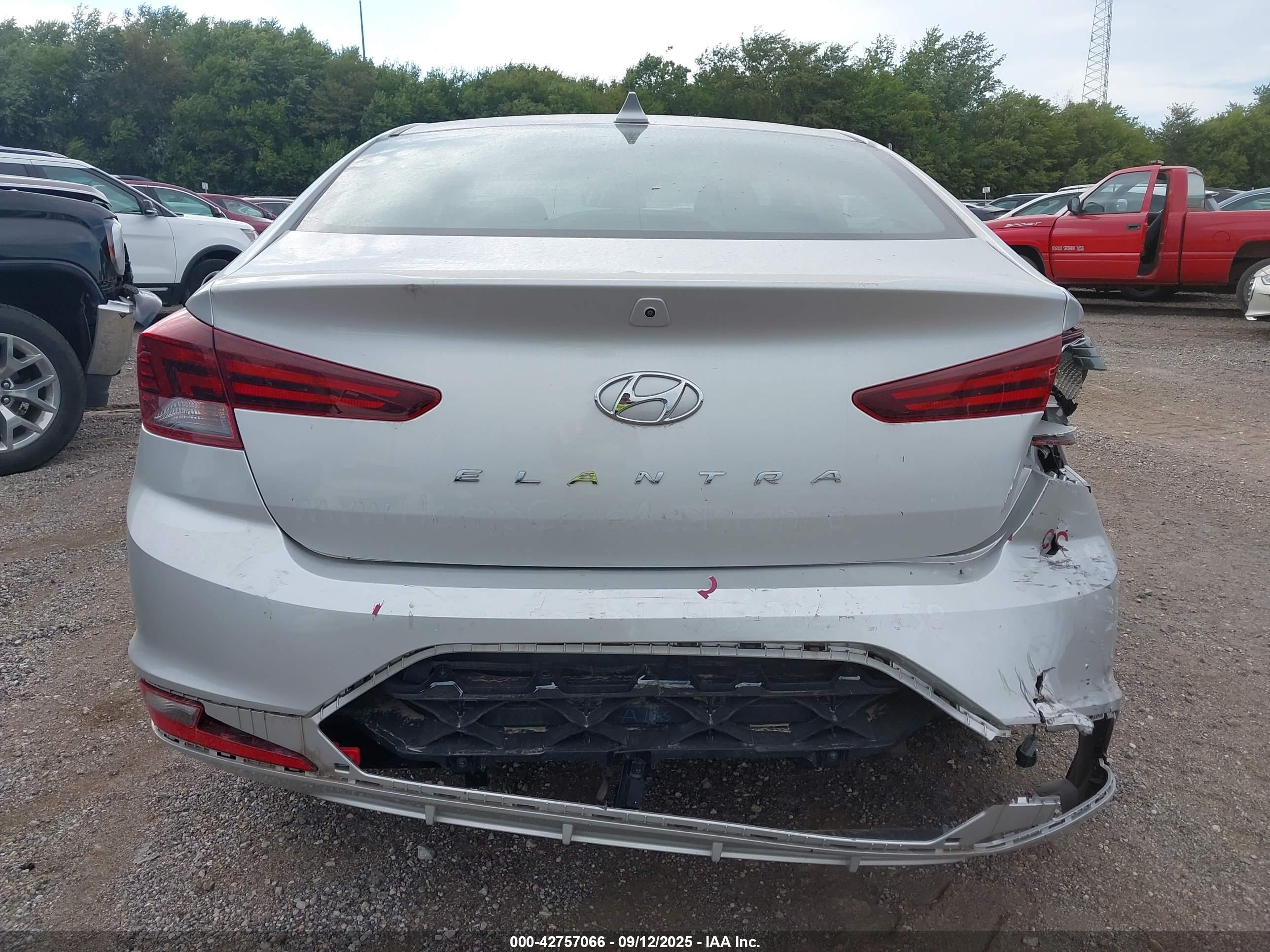 HYUNDAI ELANTRA image 6