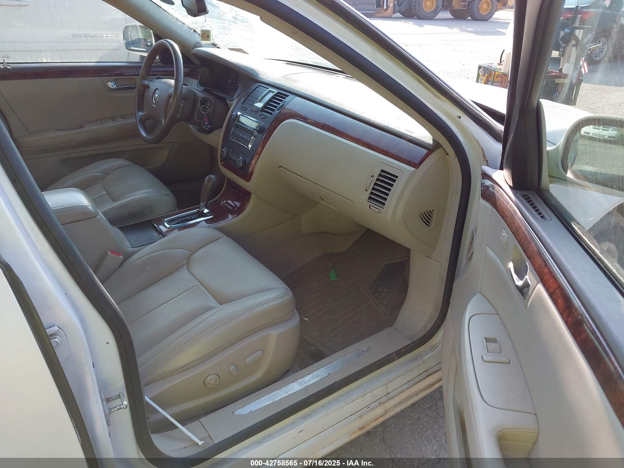 CADILLAC DTS image 5