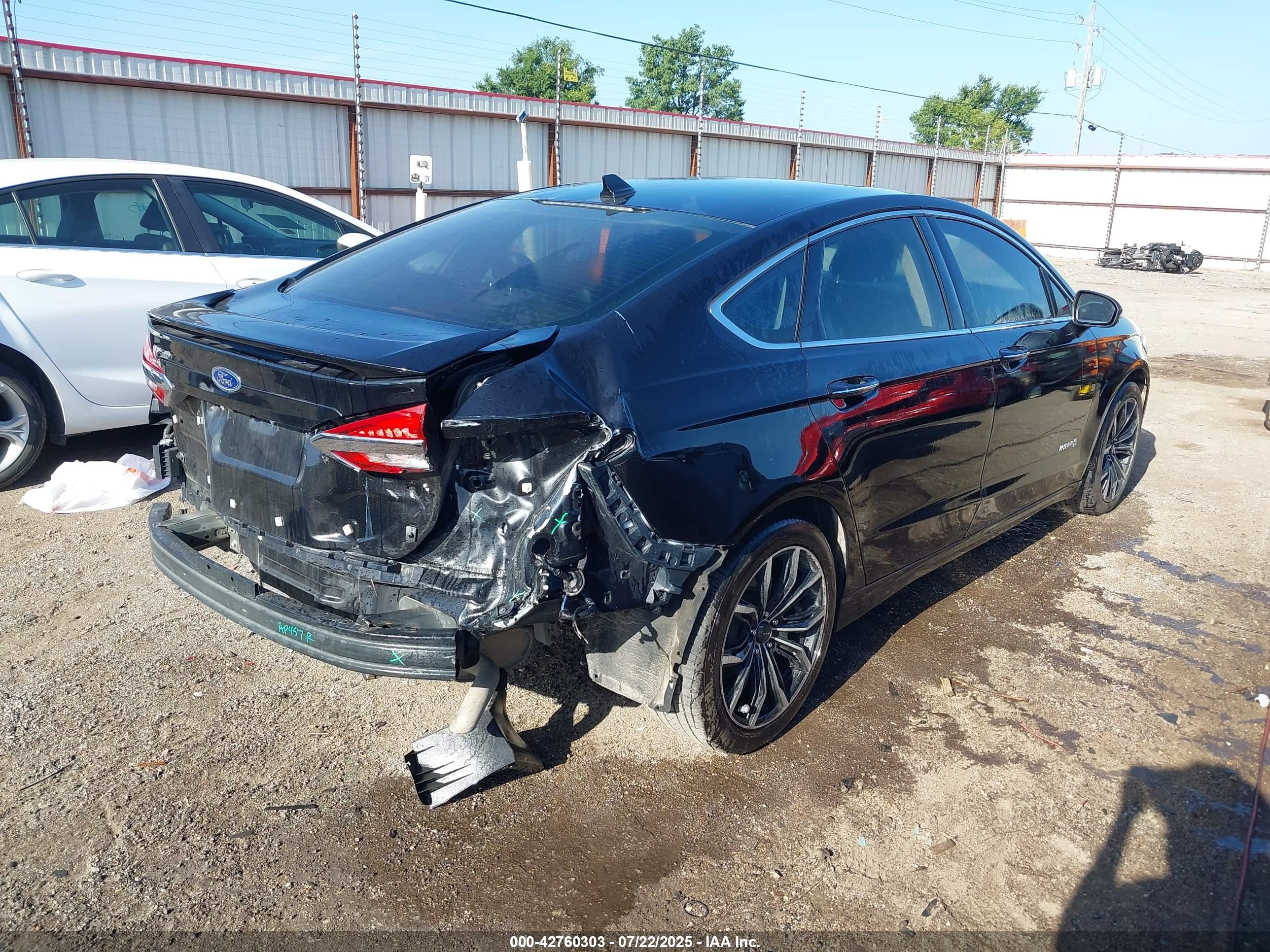 FORD FUSION image 4