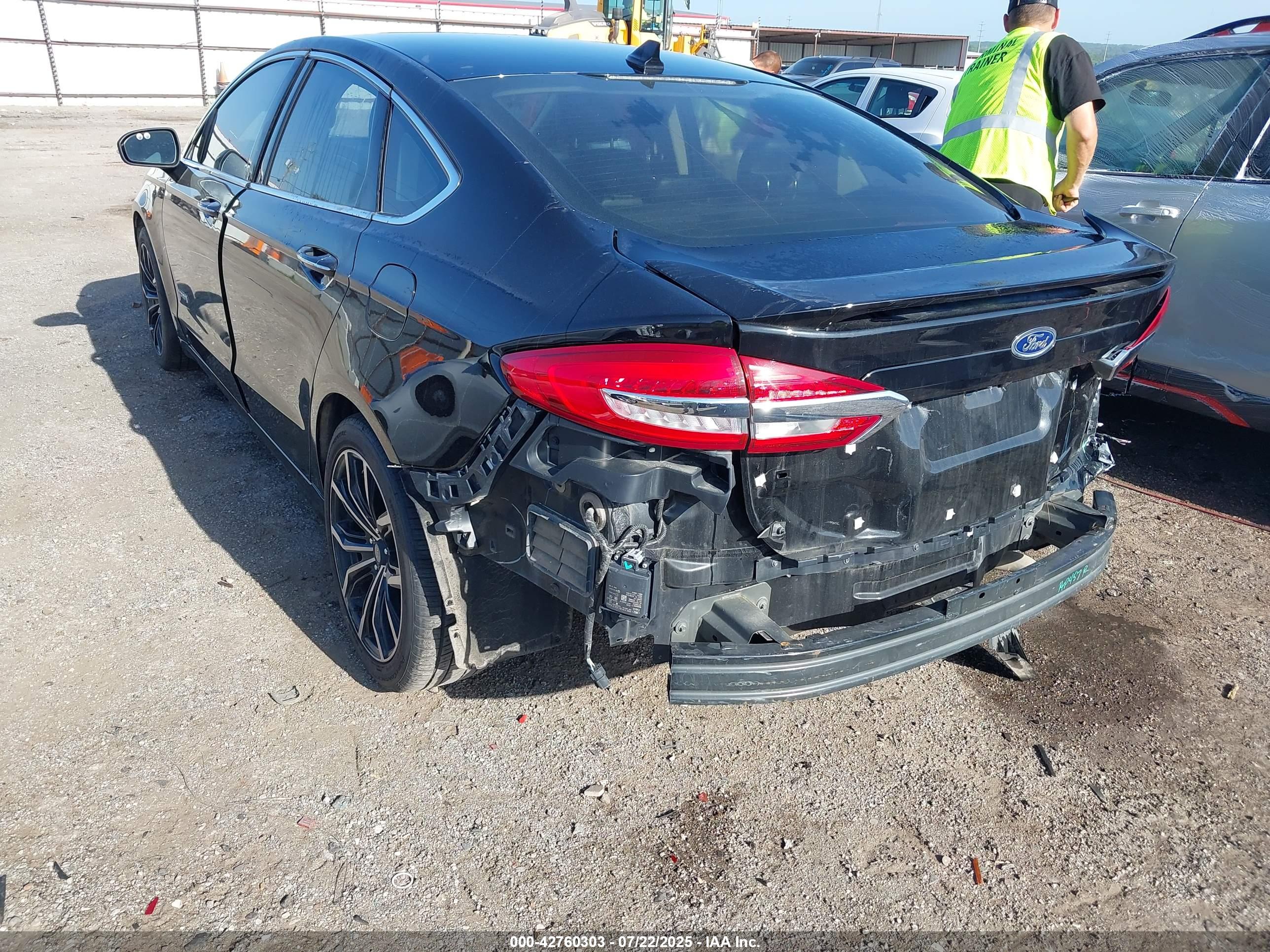 FORD FUSION image 6