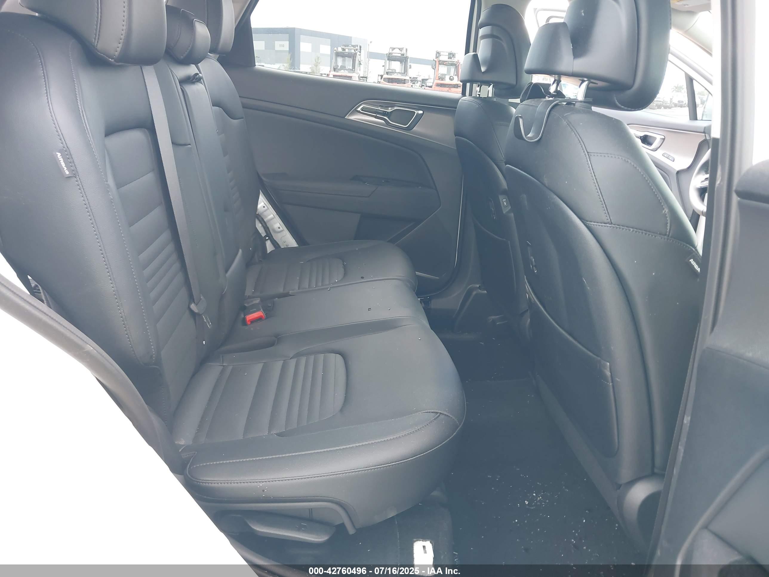 KIA SPORTAGE image 8