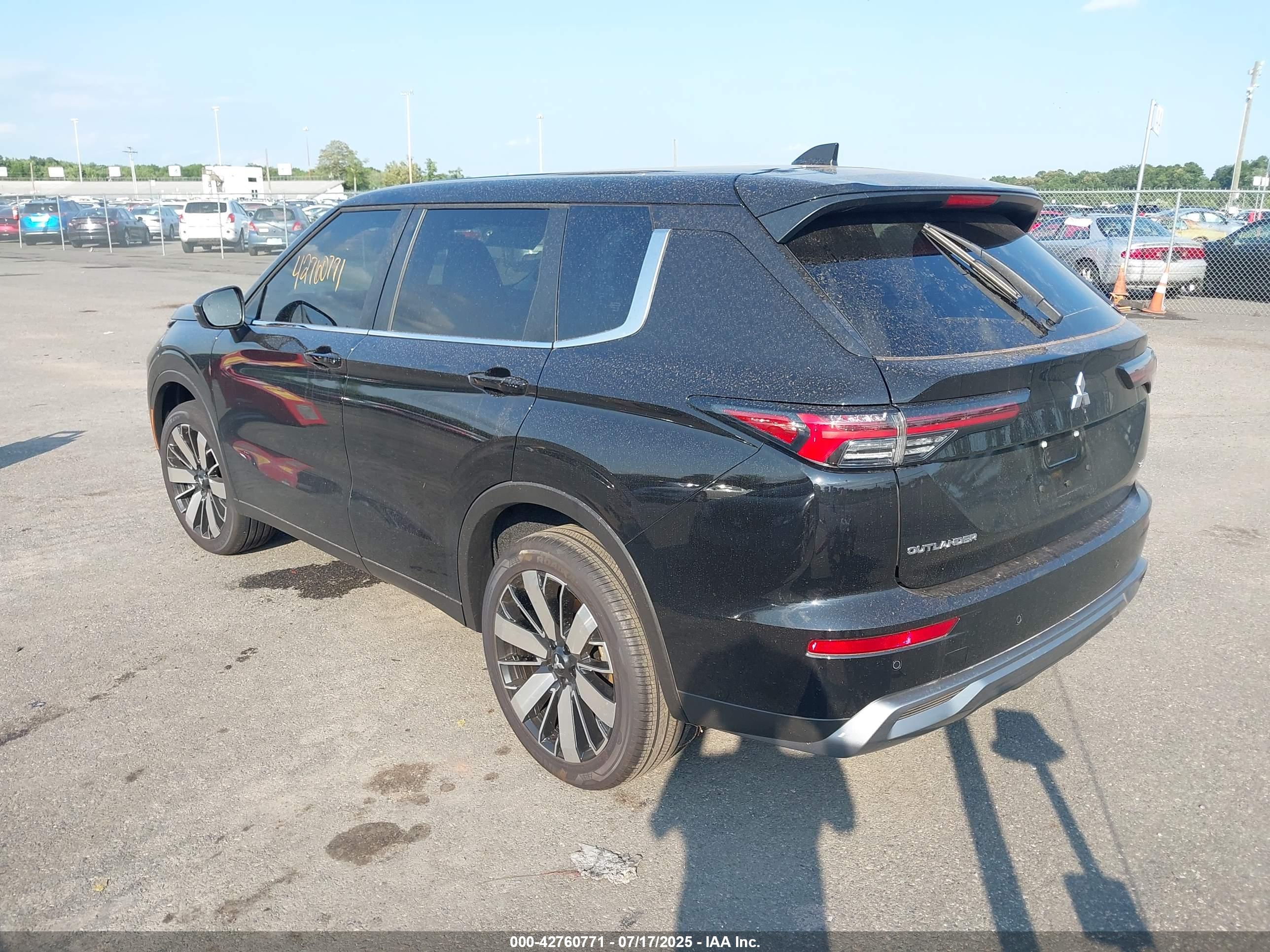 MITSUBISHI OUTLANDER image 3
