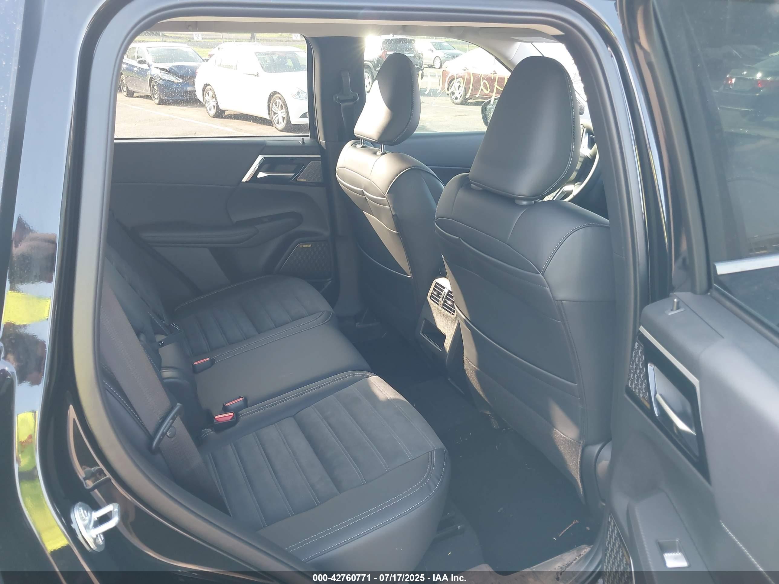 MITSUBISHI OUTLANDER image 8