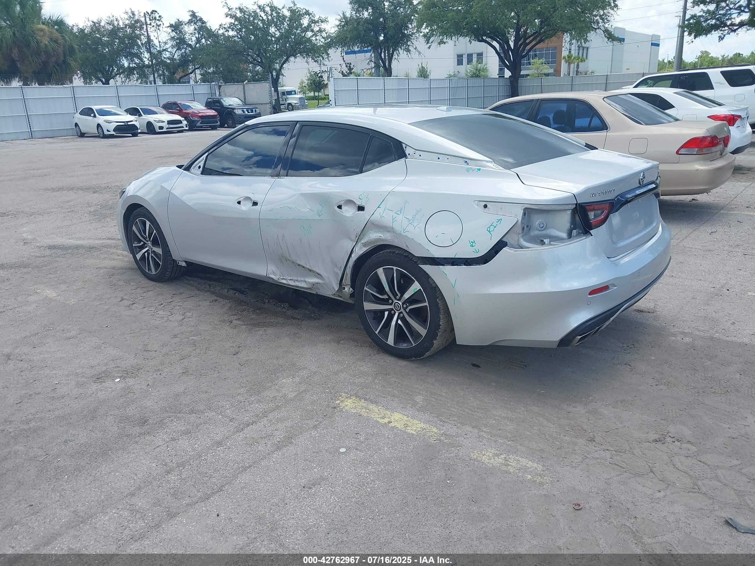 NISSAN MAXIMA image 3