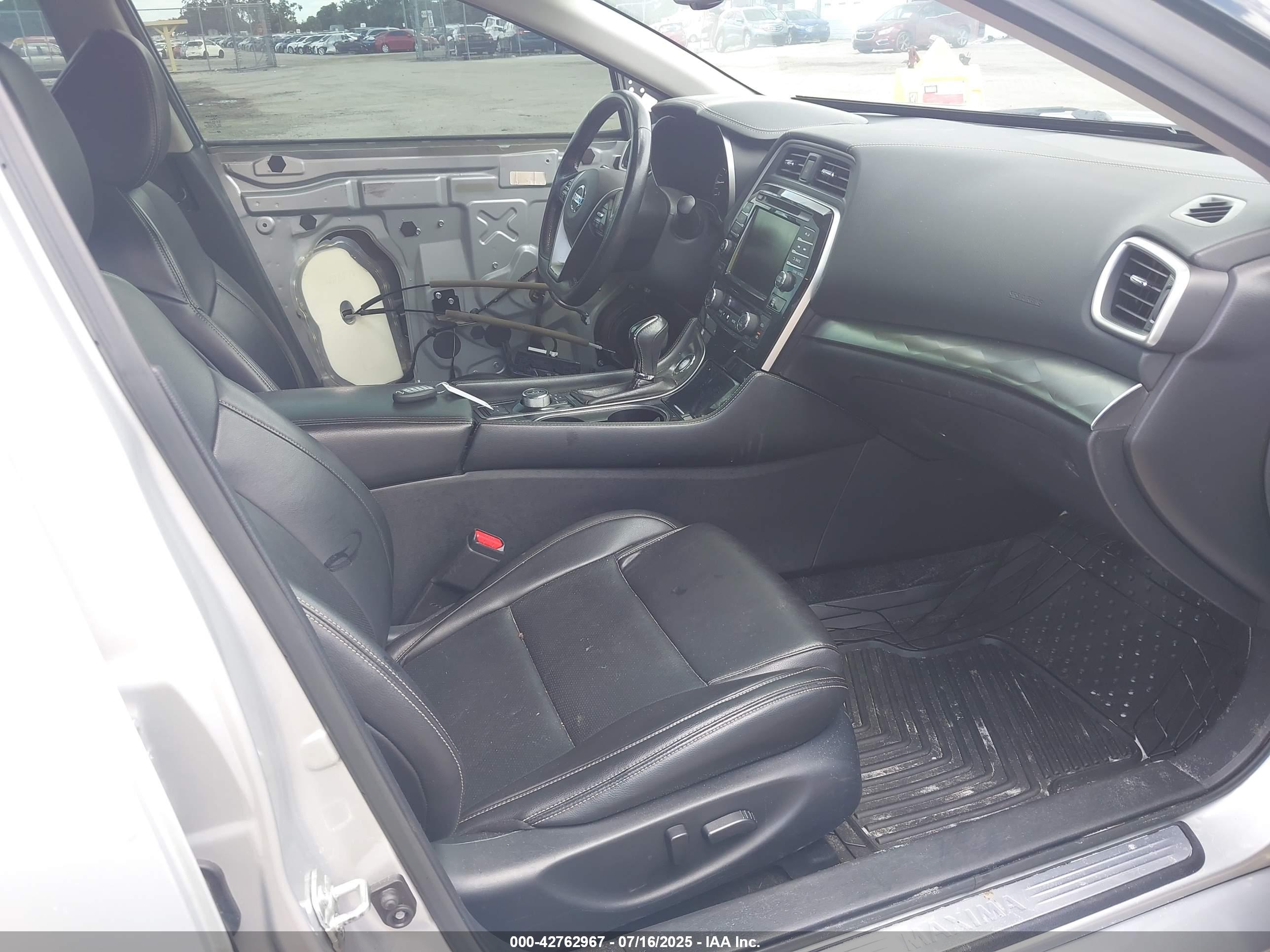 NISSAN MAXIMA image 5