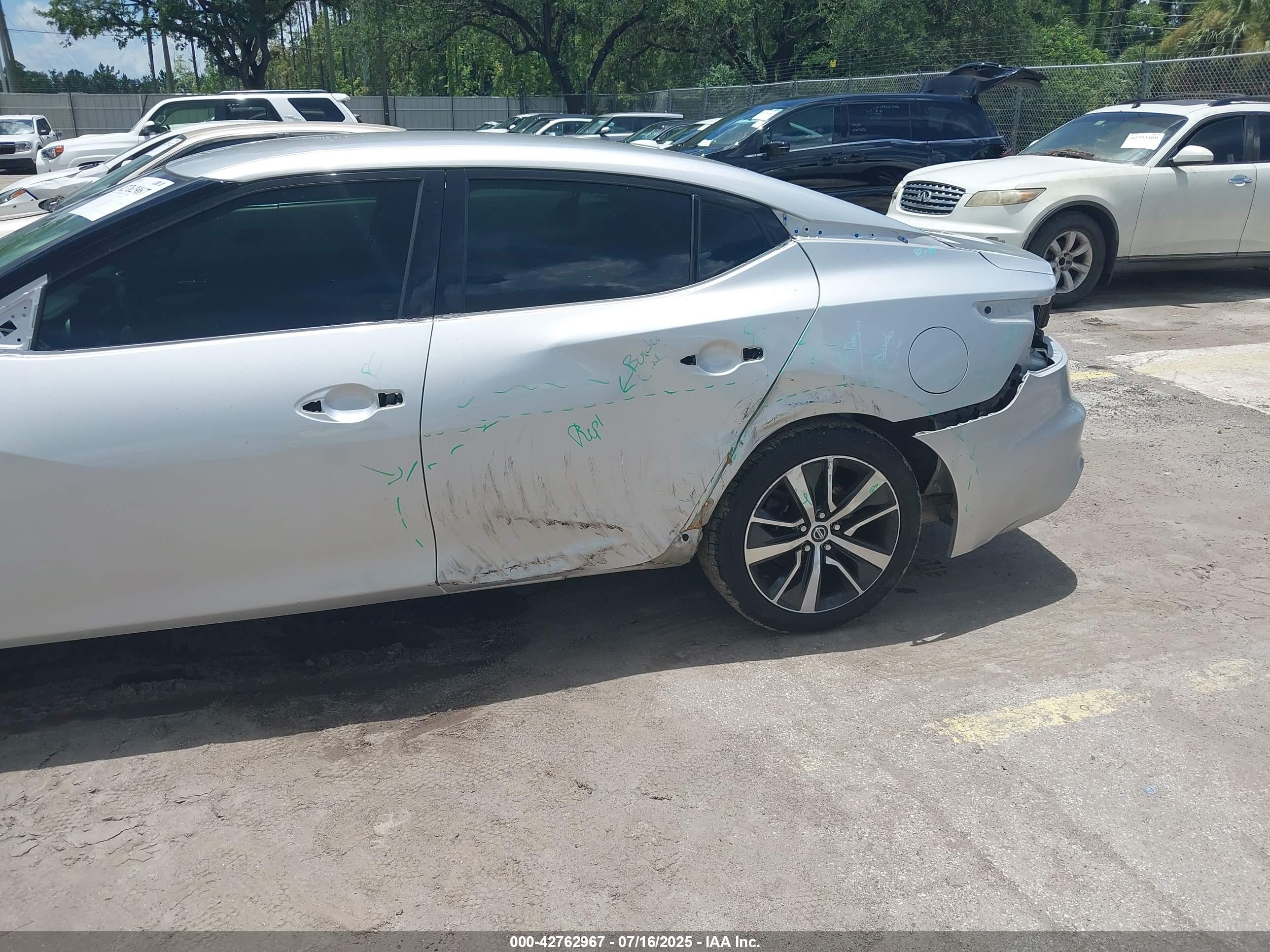 NISSAN MAXIMA image 6