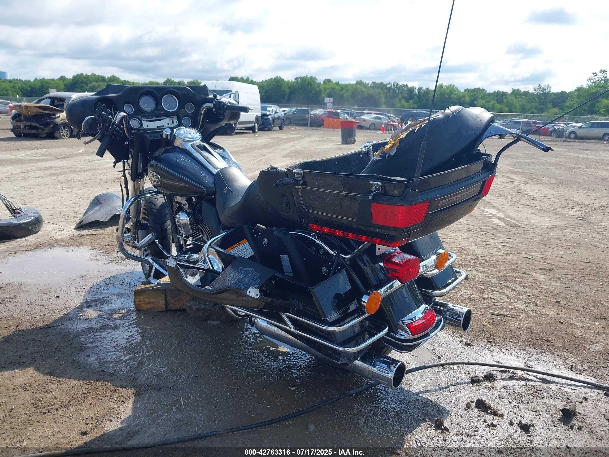 HARLEY-DAVIDSON FLHTCU image 3