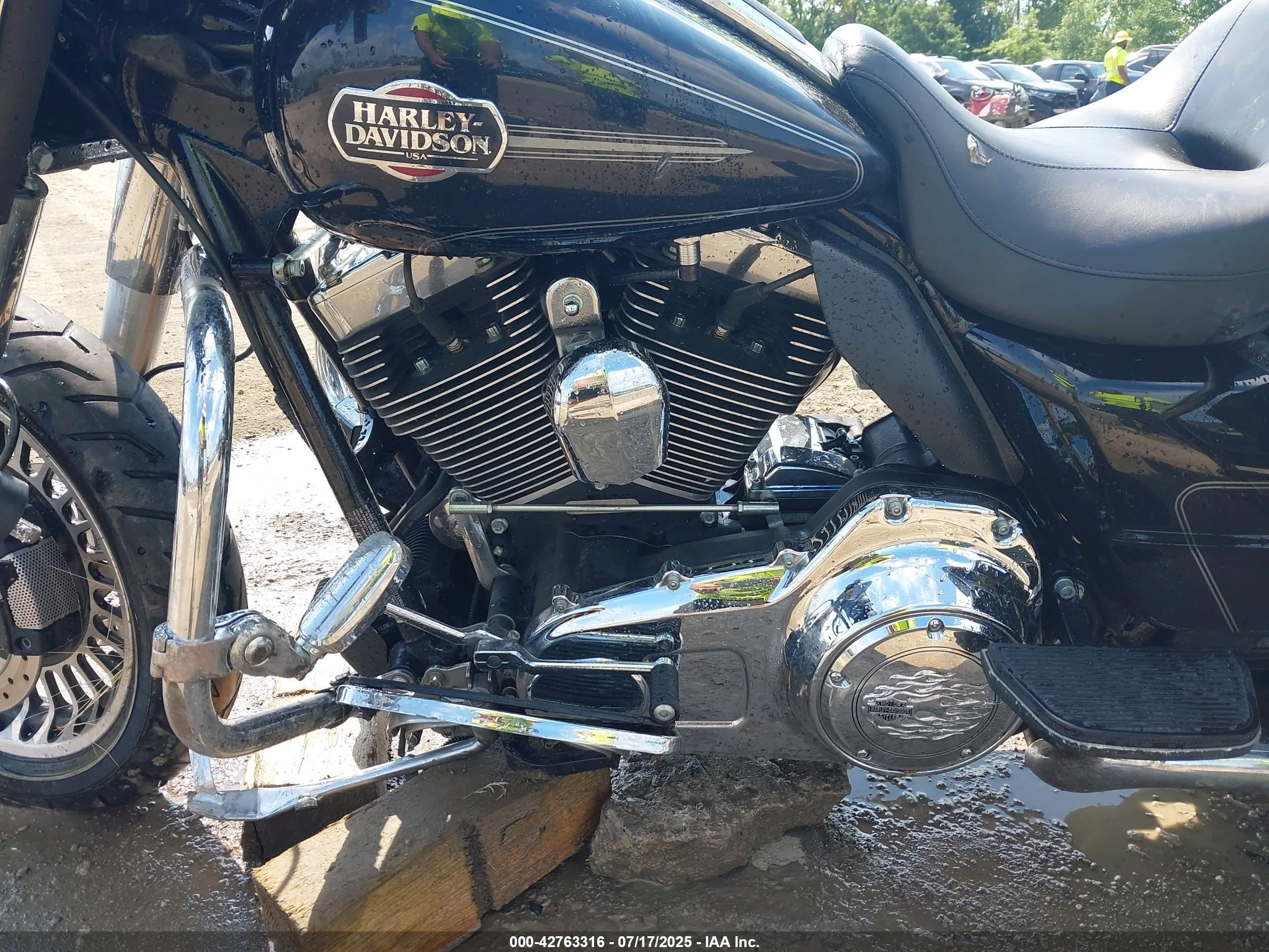 HARLEY-DAVIDSON FLHTCU image 9