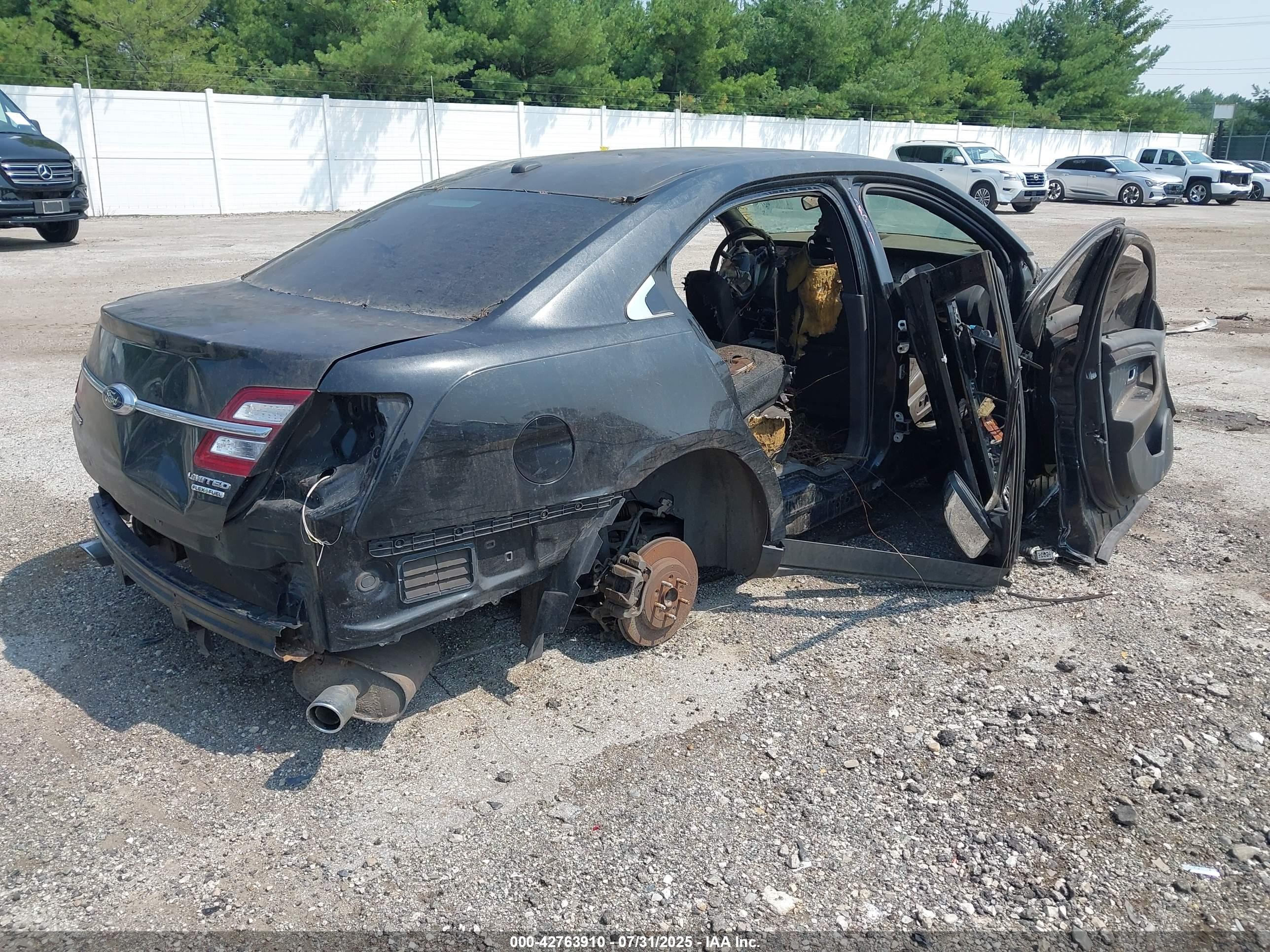FORD TAURUS image 4