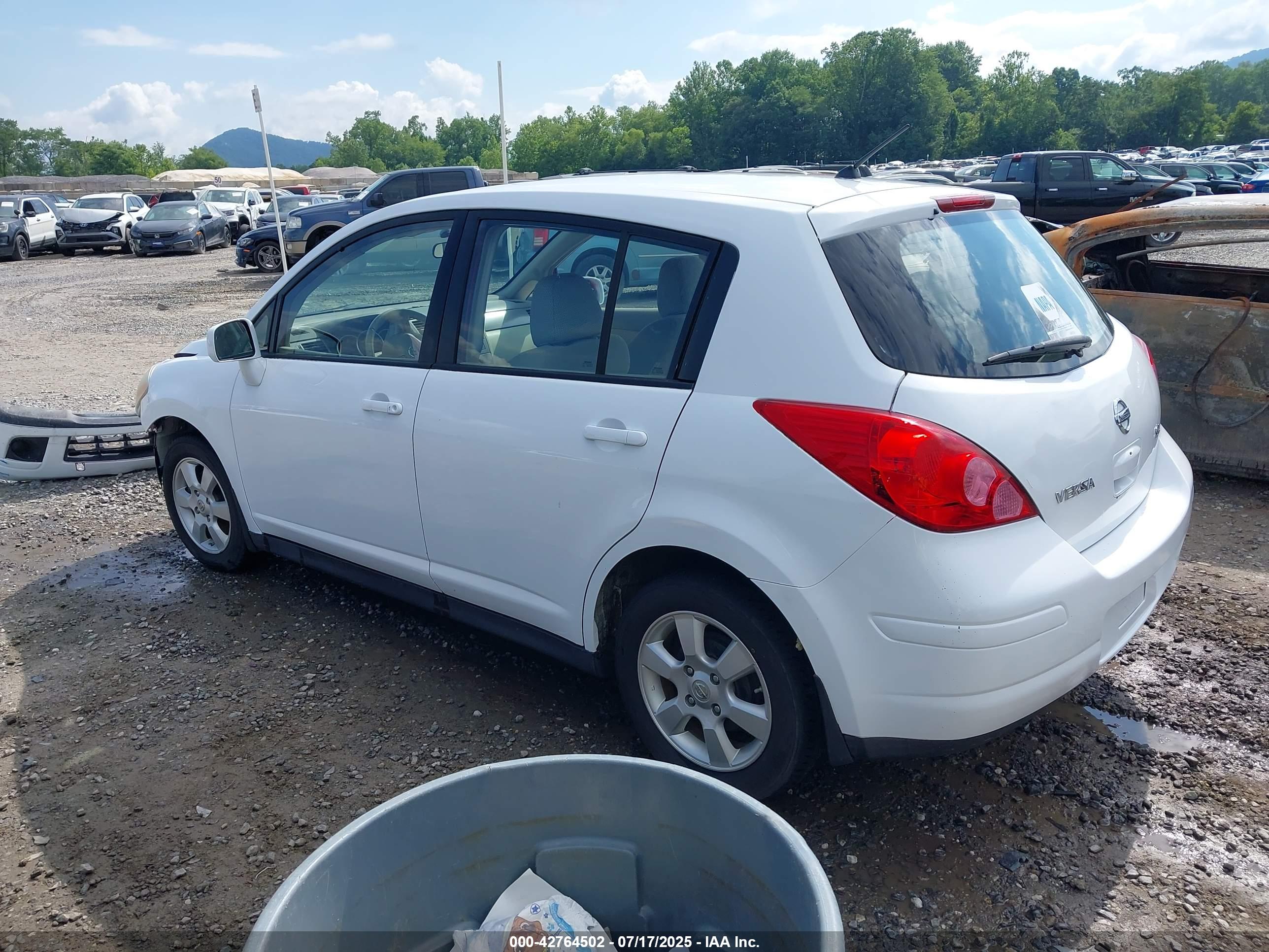 NISSAN VERSA image 3