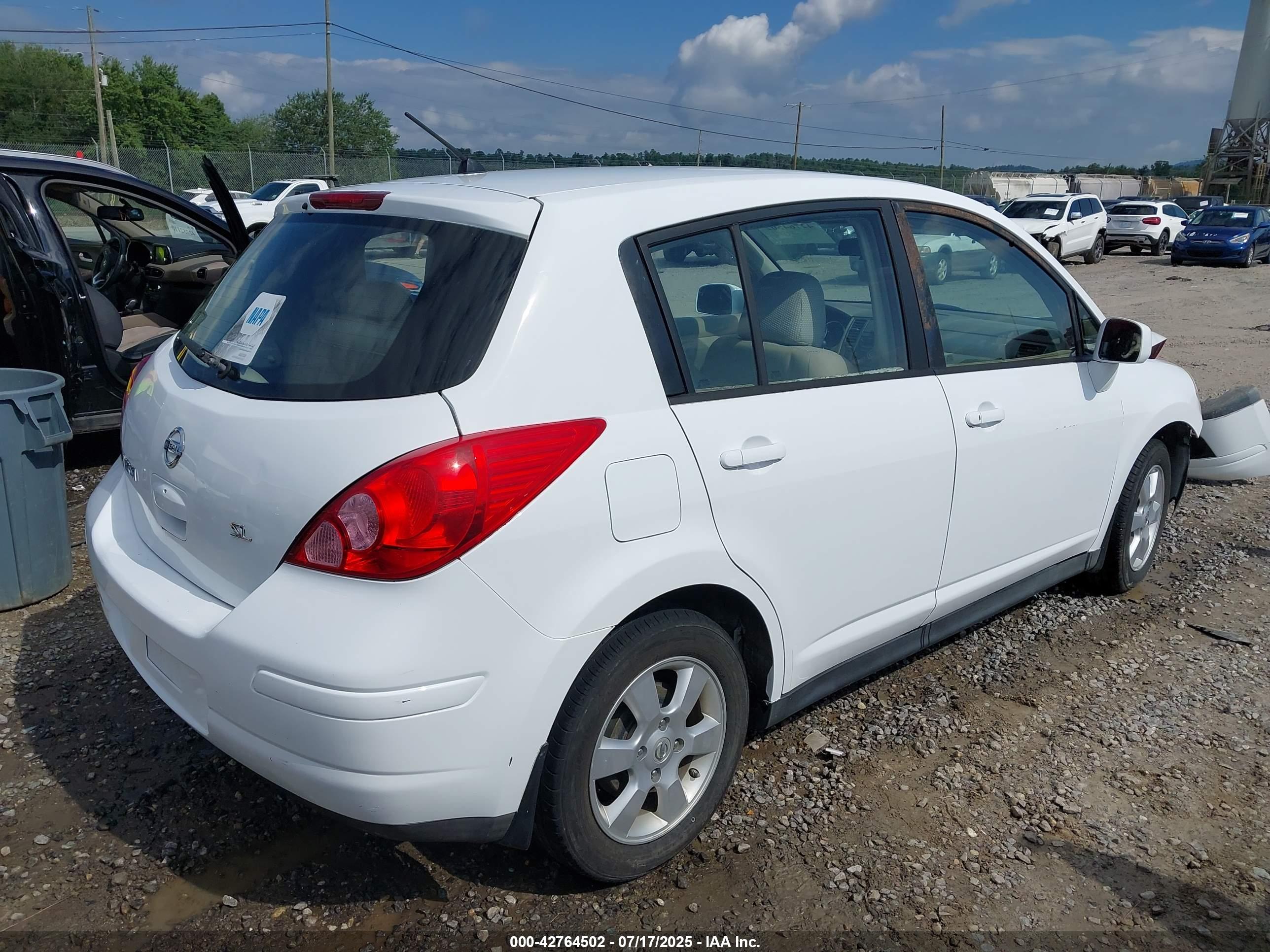 NISSAN VERSA image 4