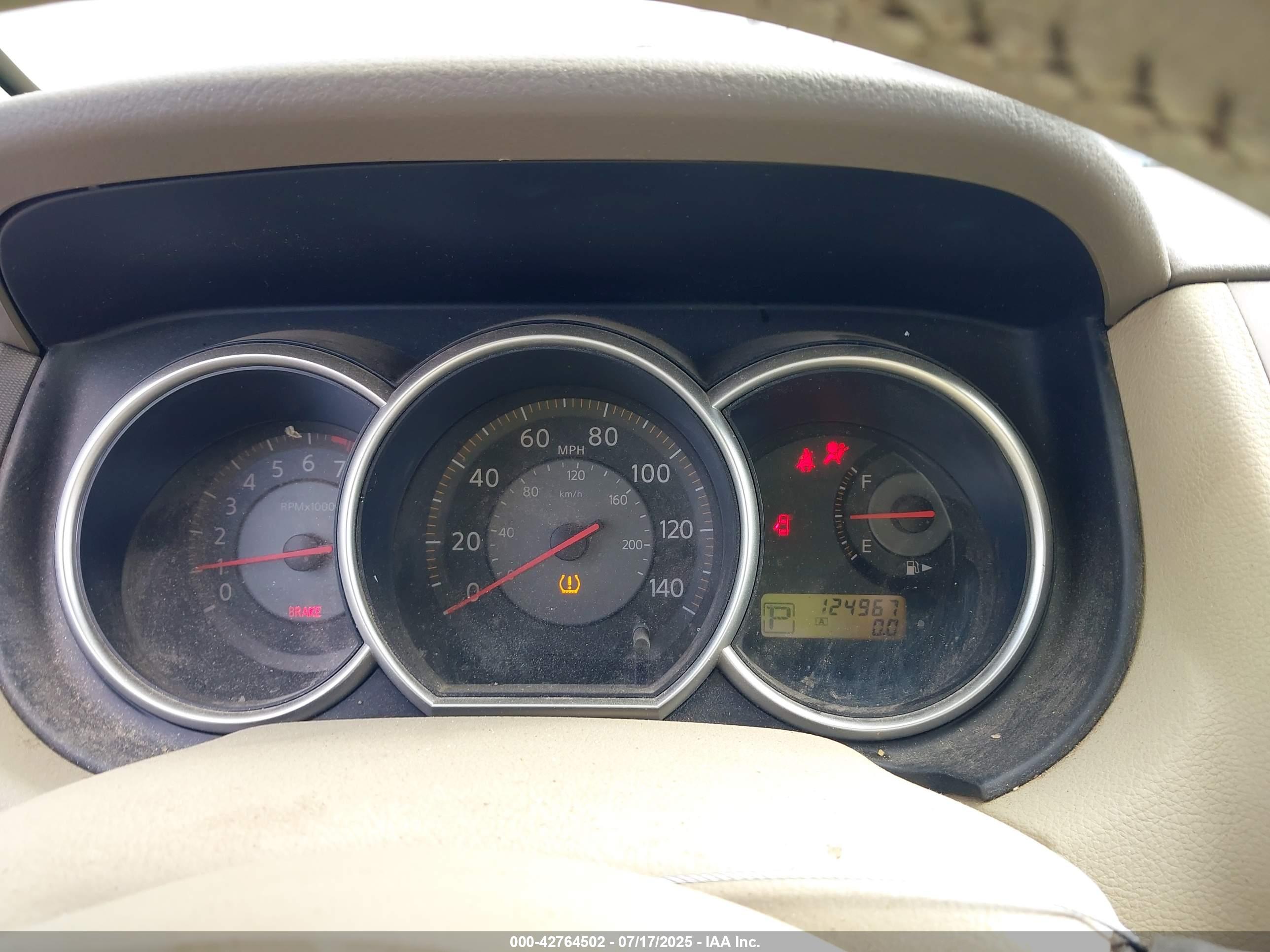 NISSAN VERSA image 7