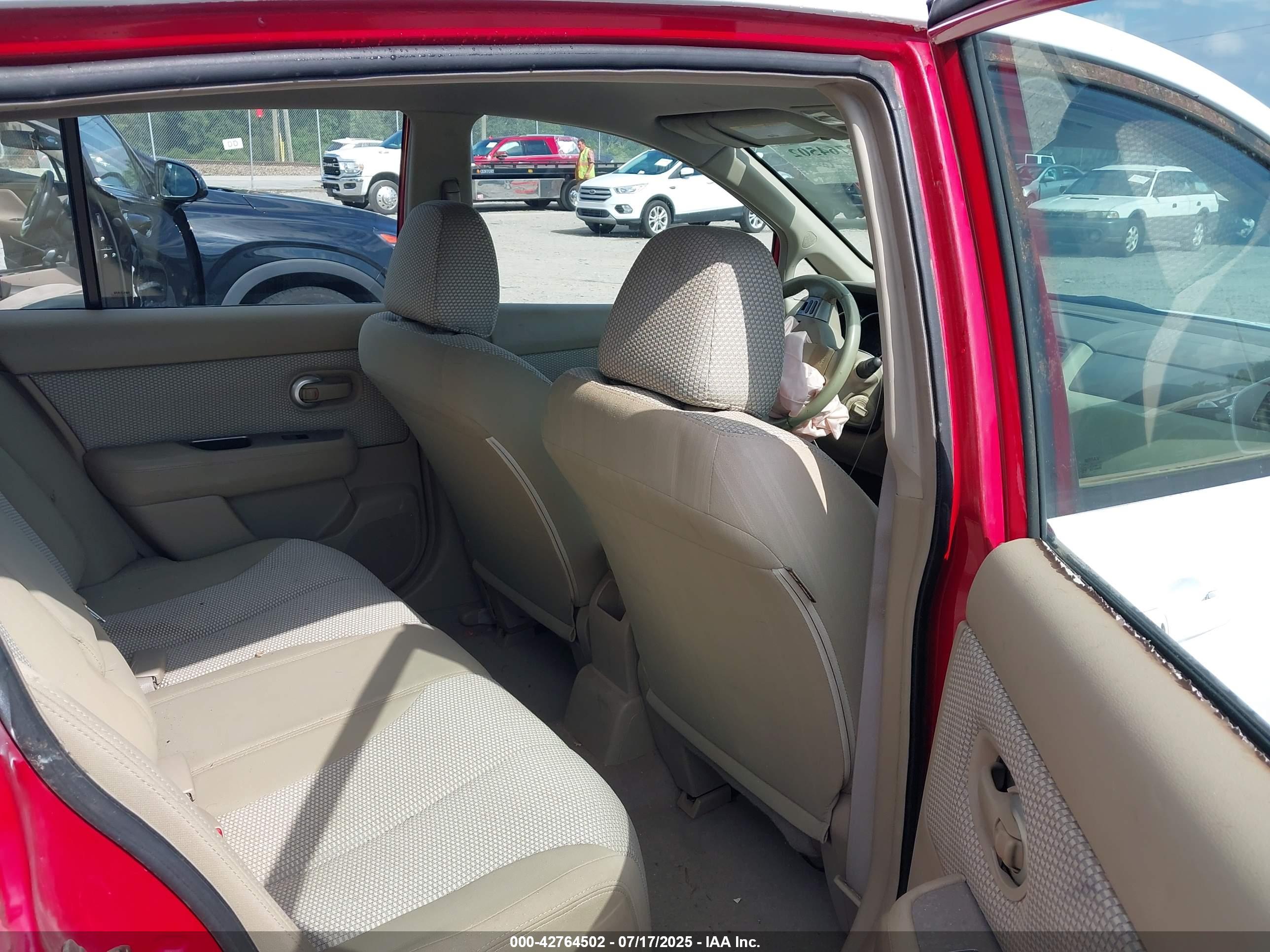 NISSAN VERSA image 8