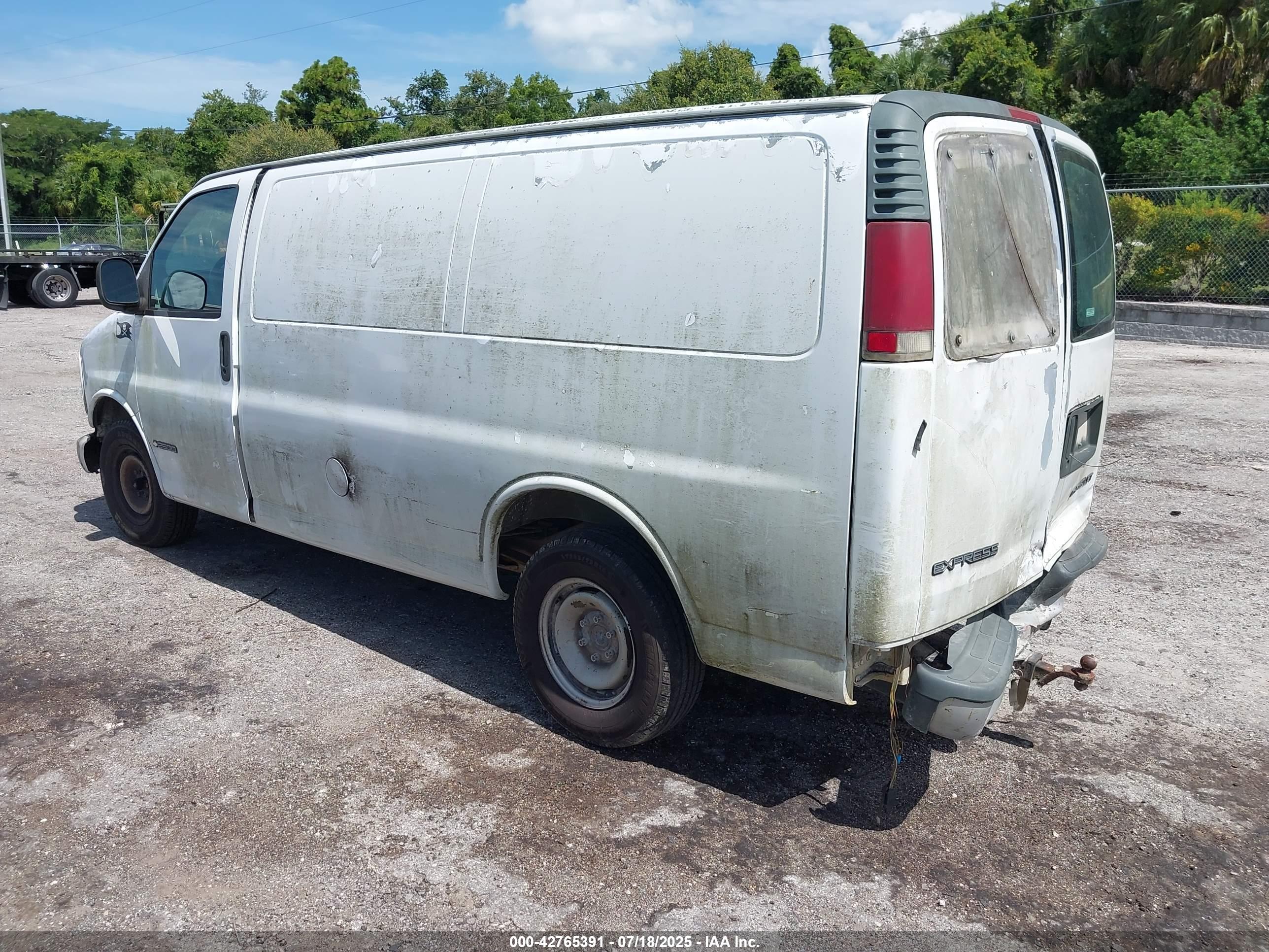 CHEVROLET EXPRESS image 3