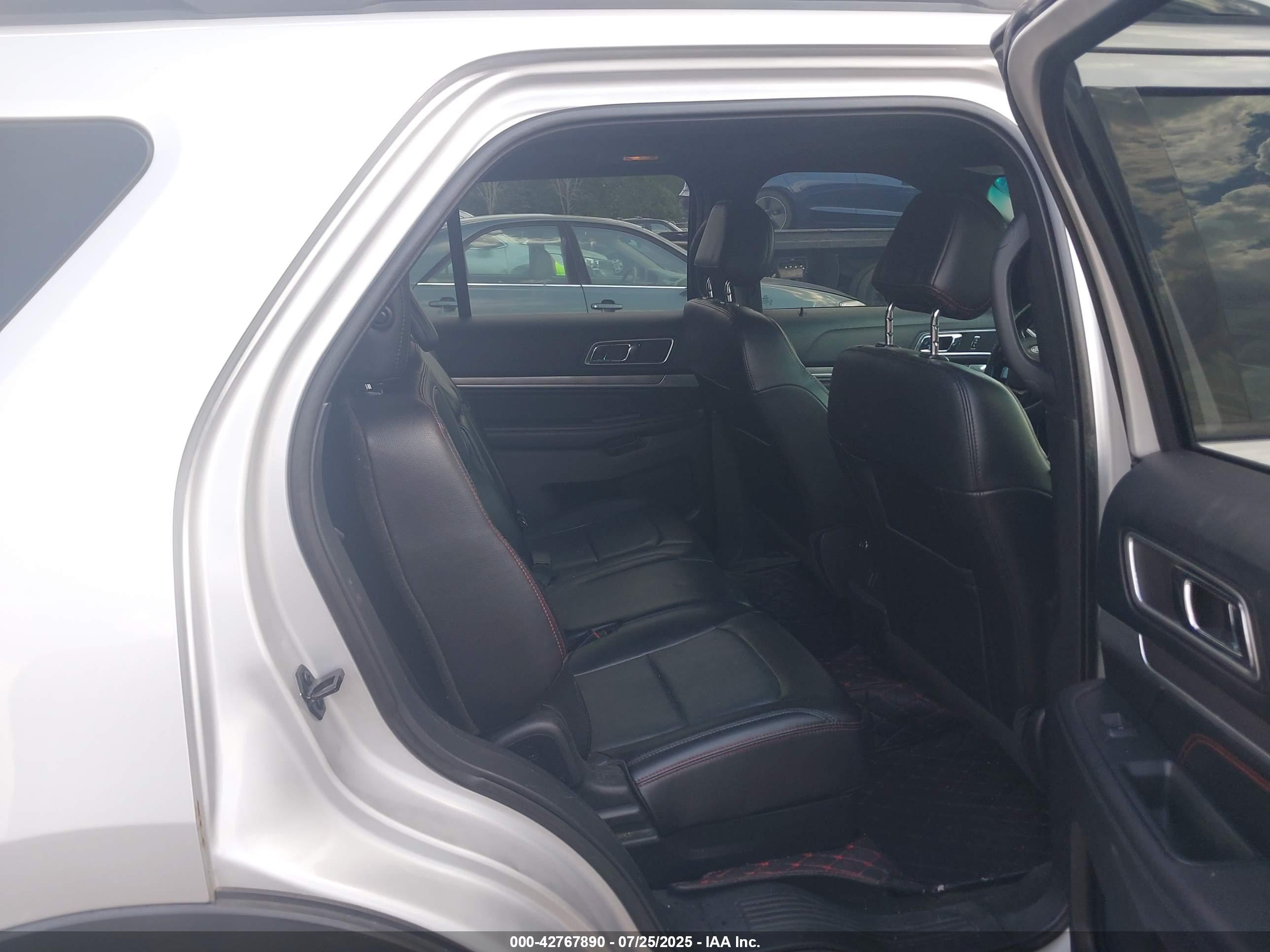 FORD EXPLORER image 8