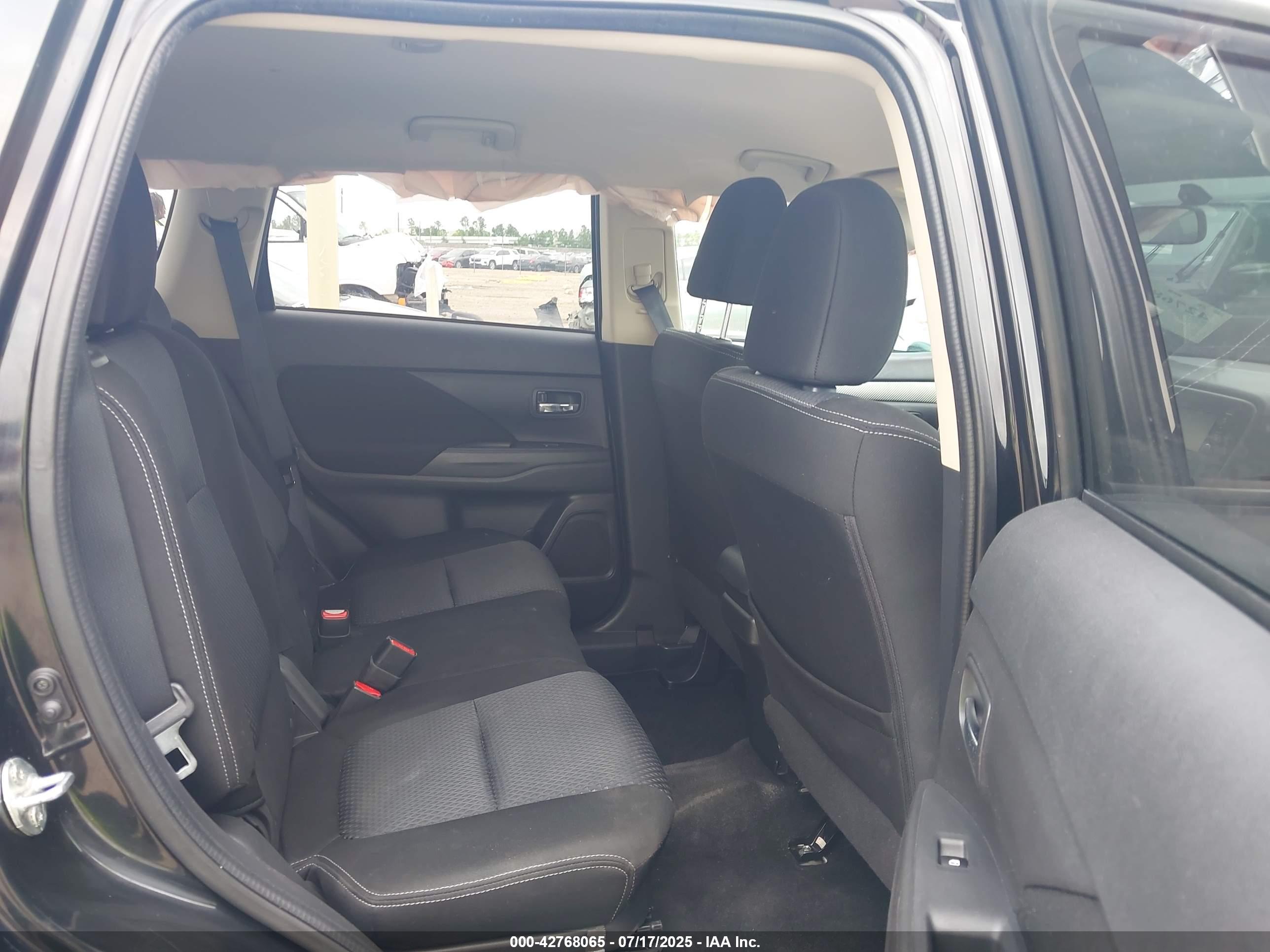 MITSUBISHI OUTLANDER image 8