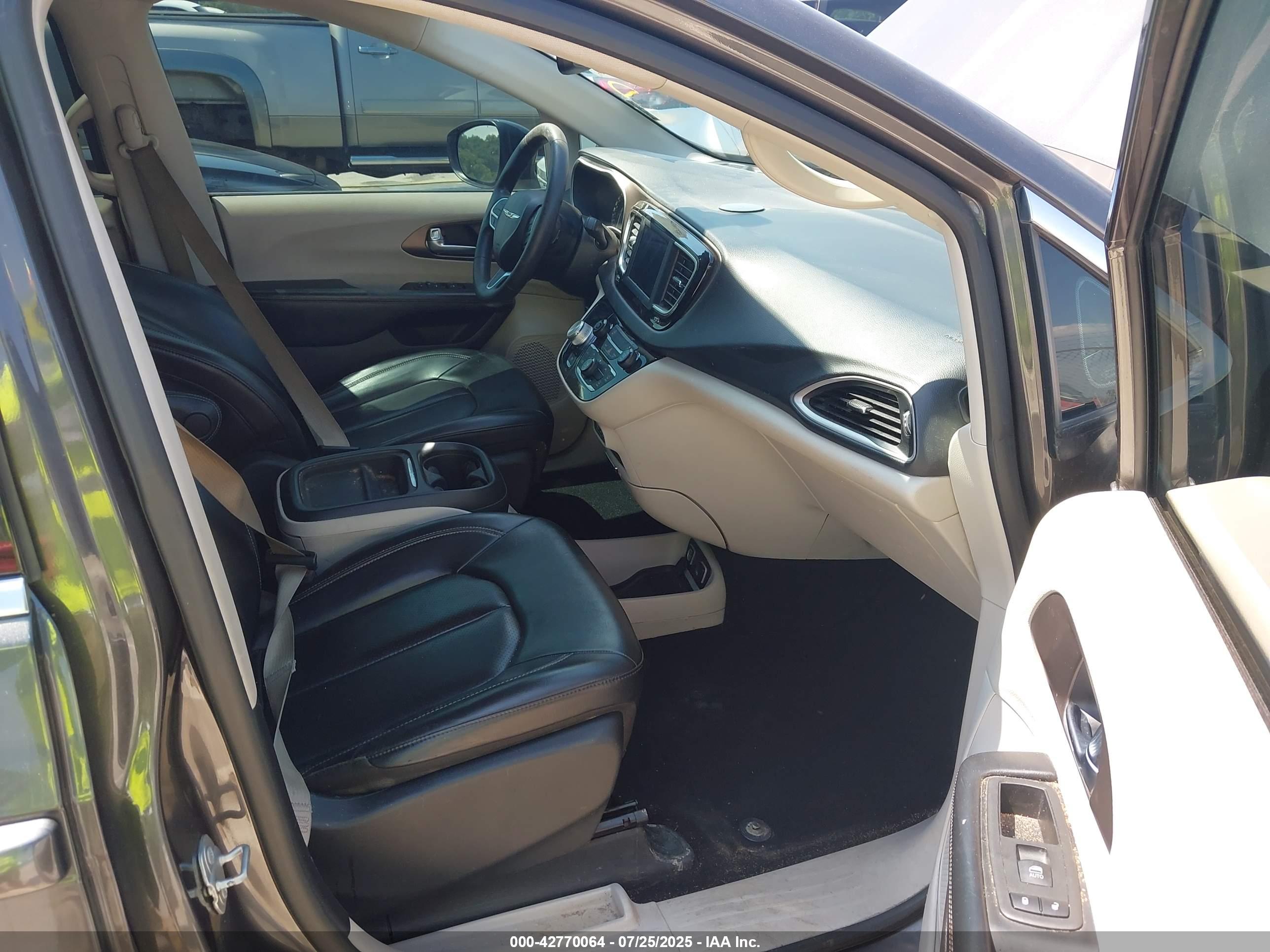 CHRYSLER VOYAGER image 5