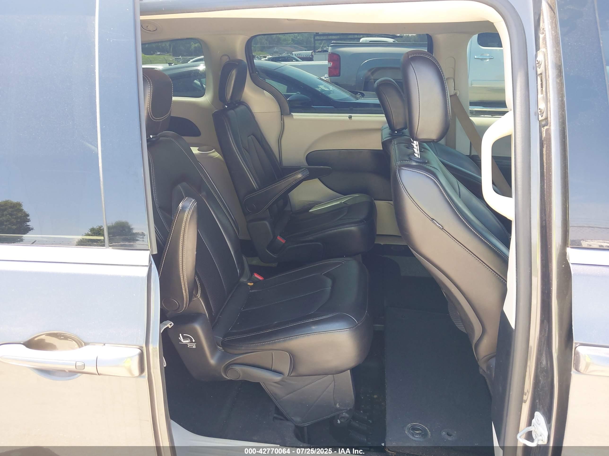 CHRYSLER VOYAGER image 8