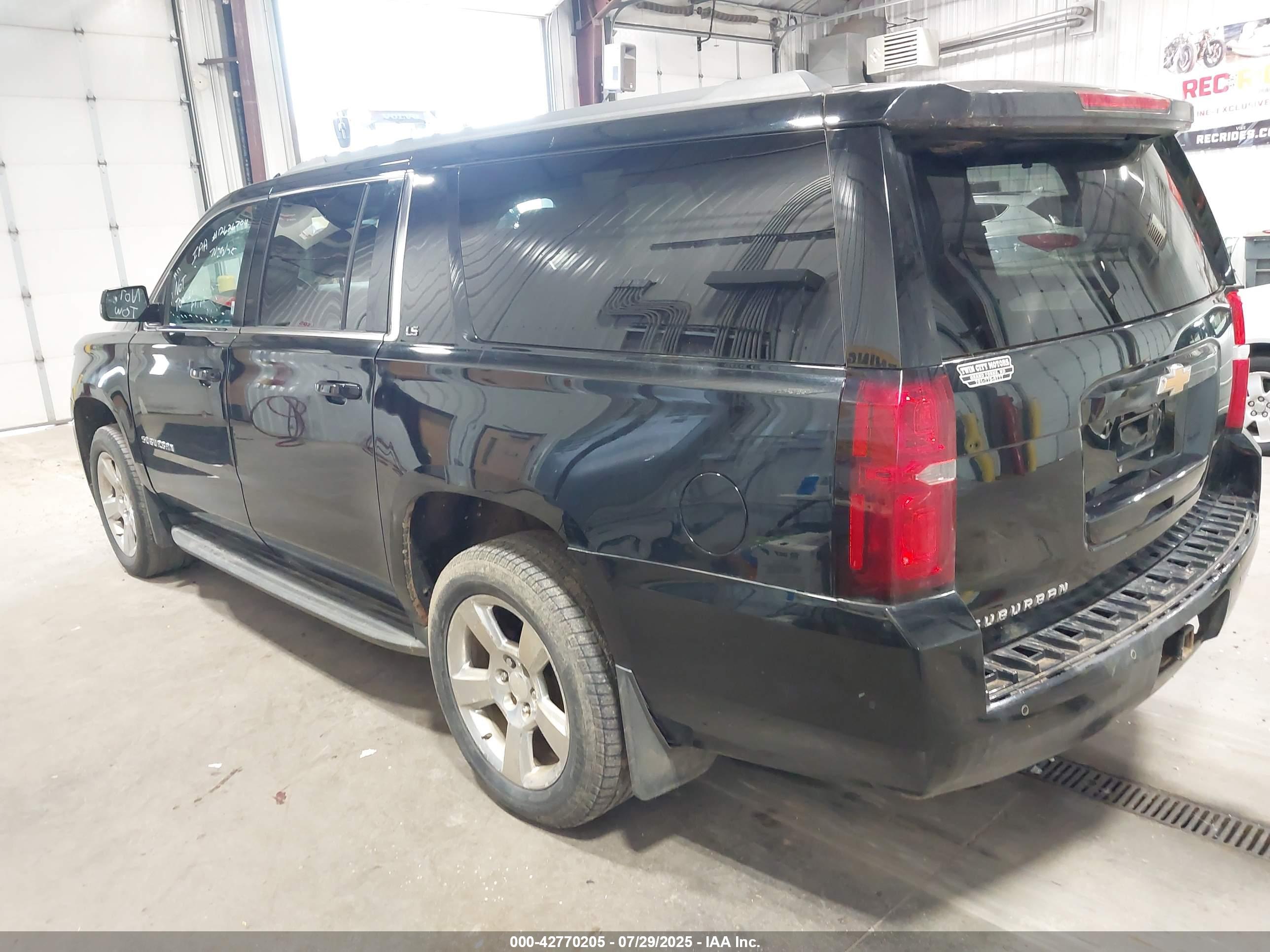 CHEVROLET SUBURBAN image 3
