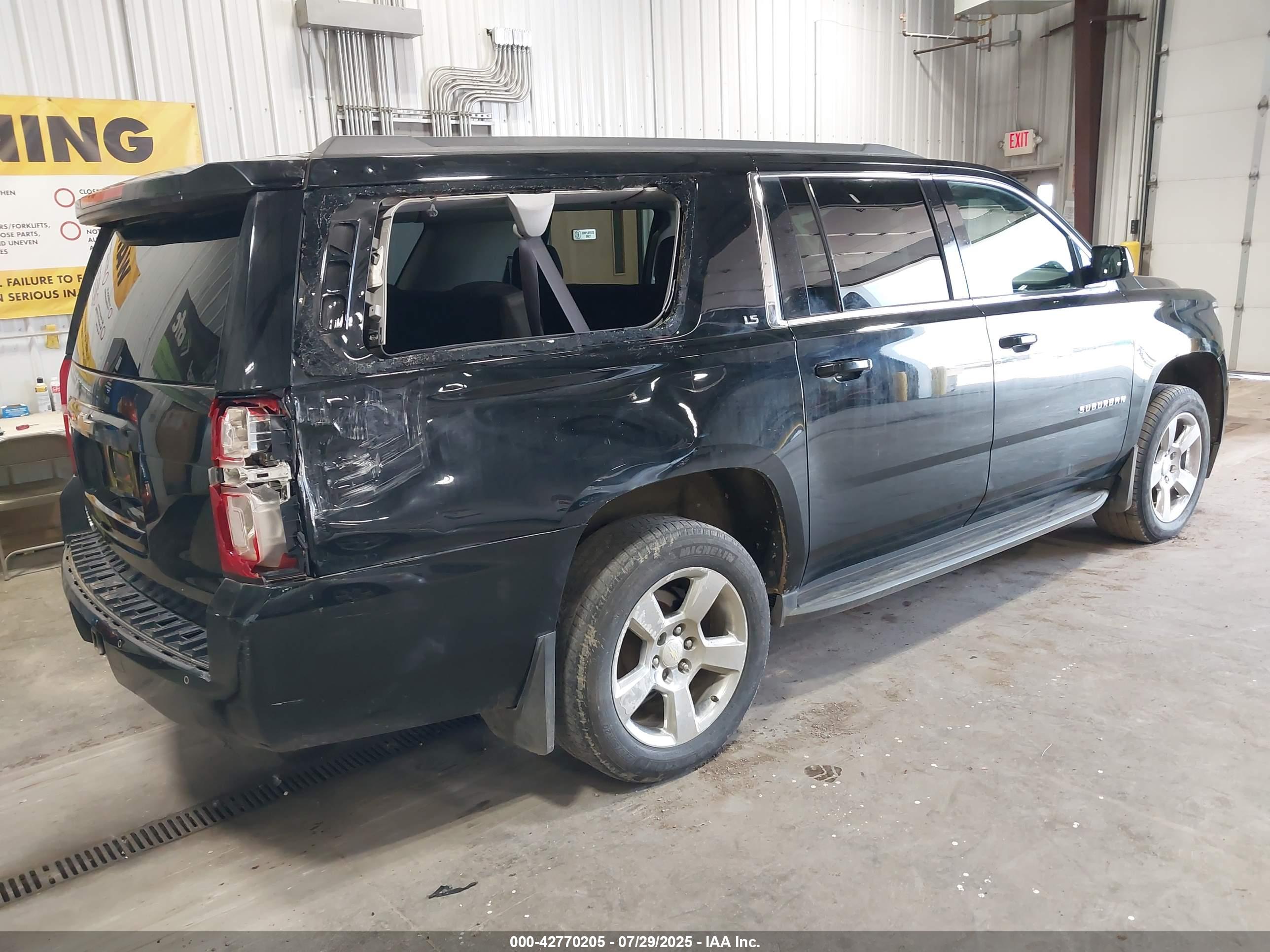 CHEVROLET SUBURBAN image 4