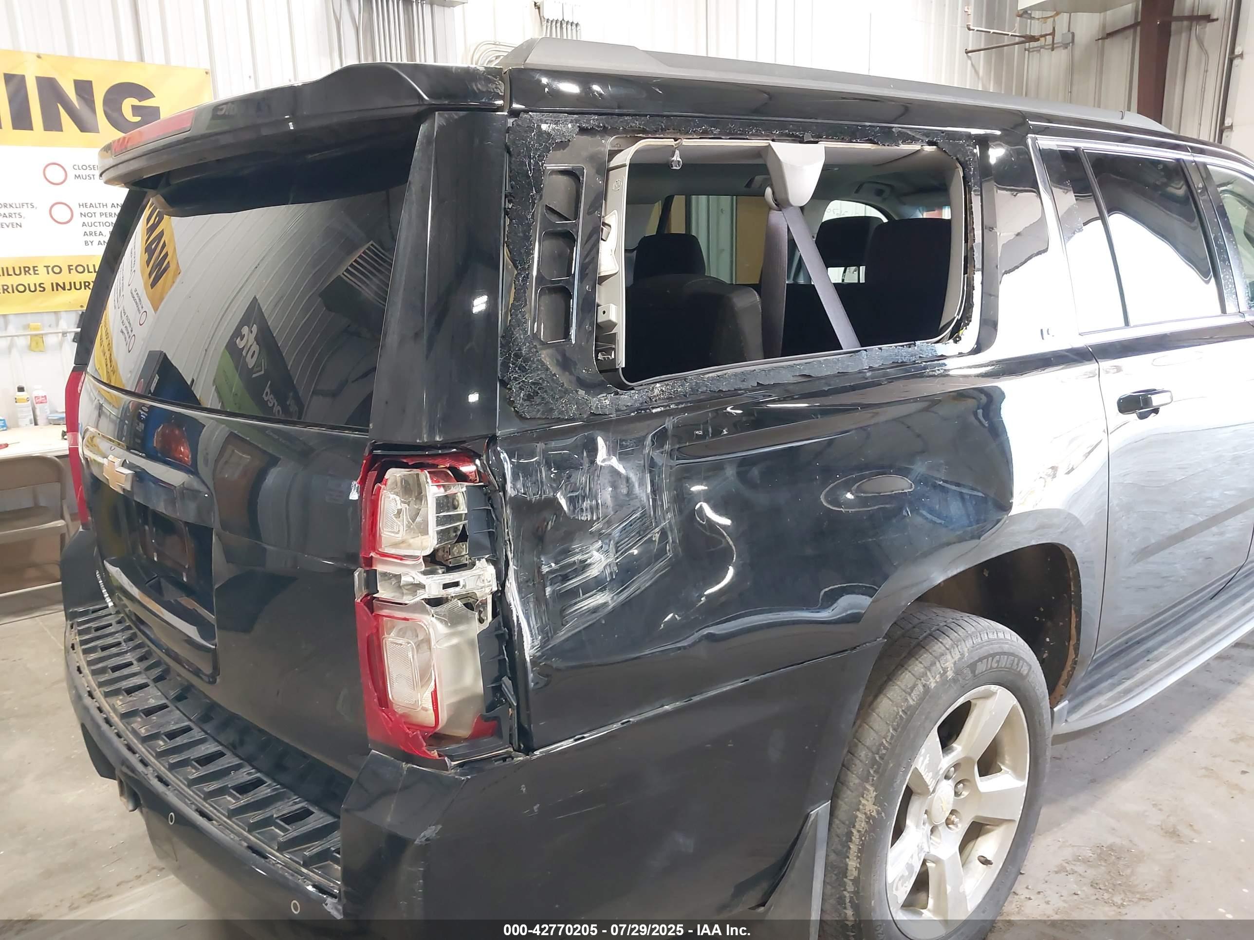 CHEVROLET SUBURBAN image 6