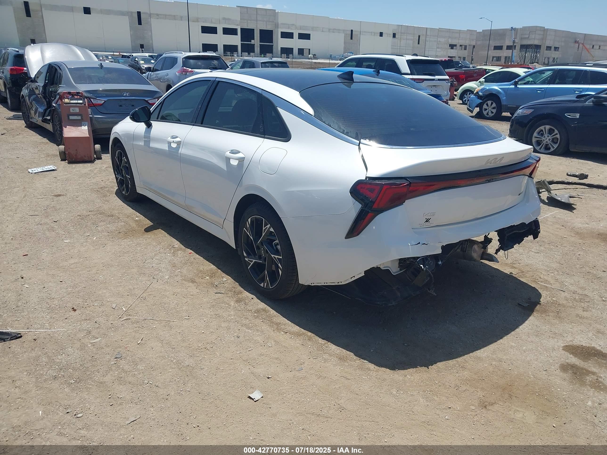 KIA K5 image 3