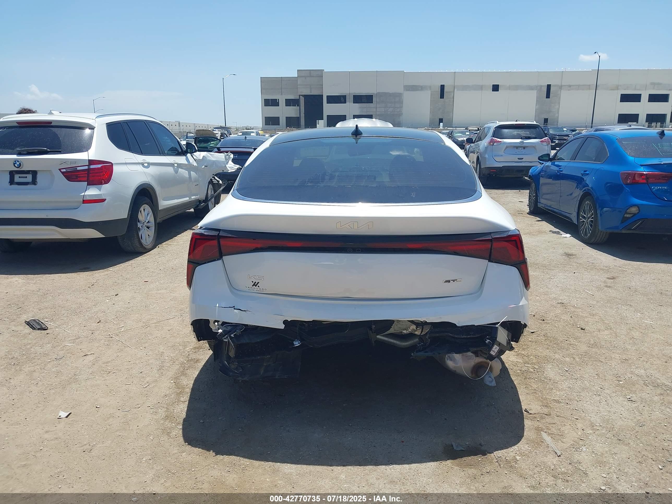 KIA K5 image 6