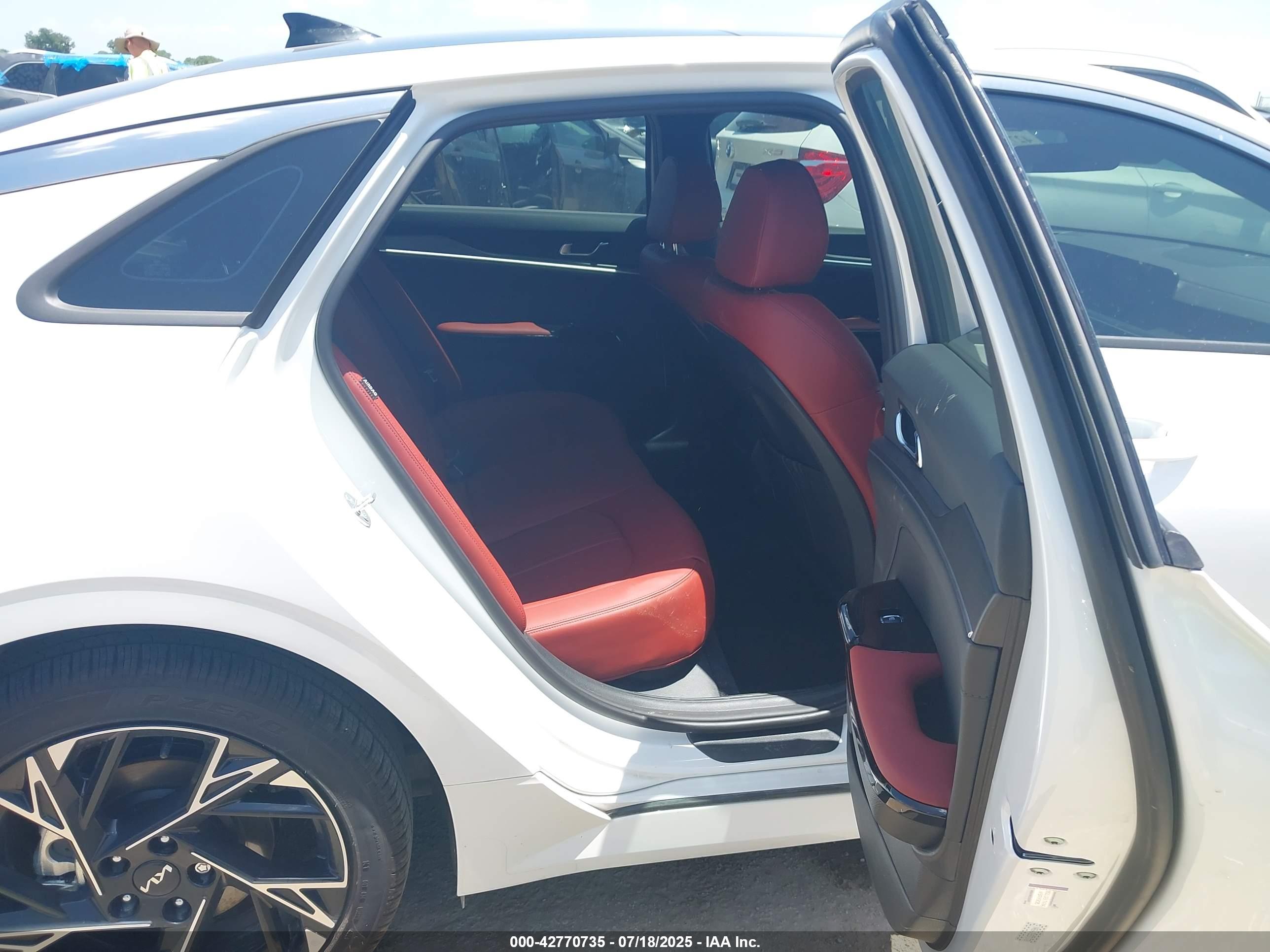KIA K5 image 8