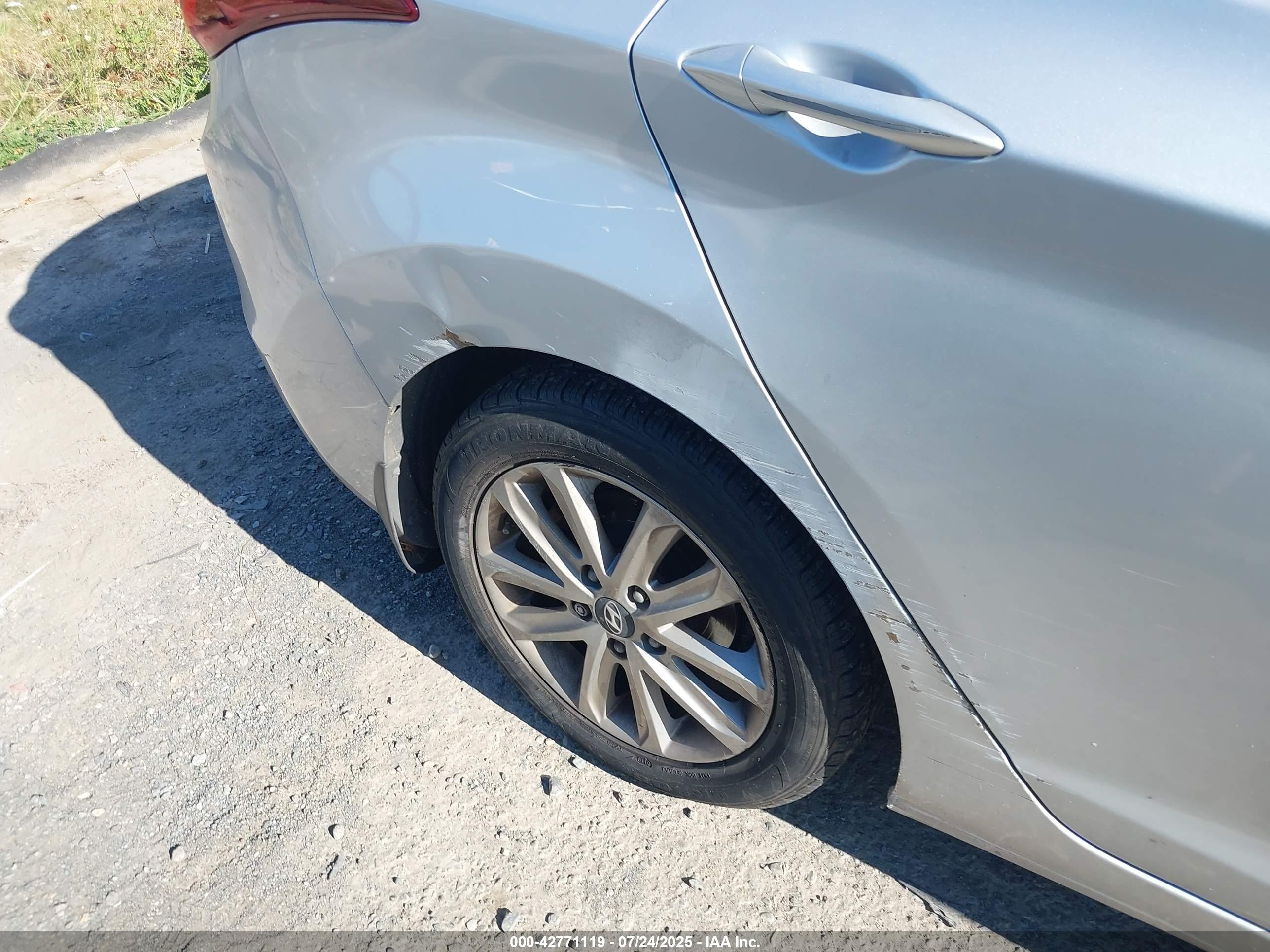 HYUNDAI ELANTRA image 6
