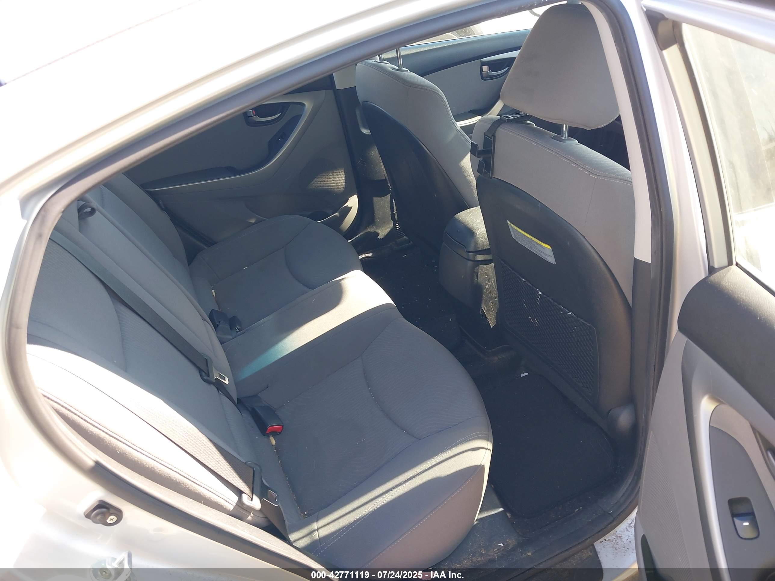 HYUNDAI ELANTRA image 8