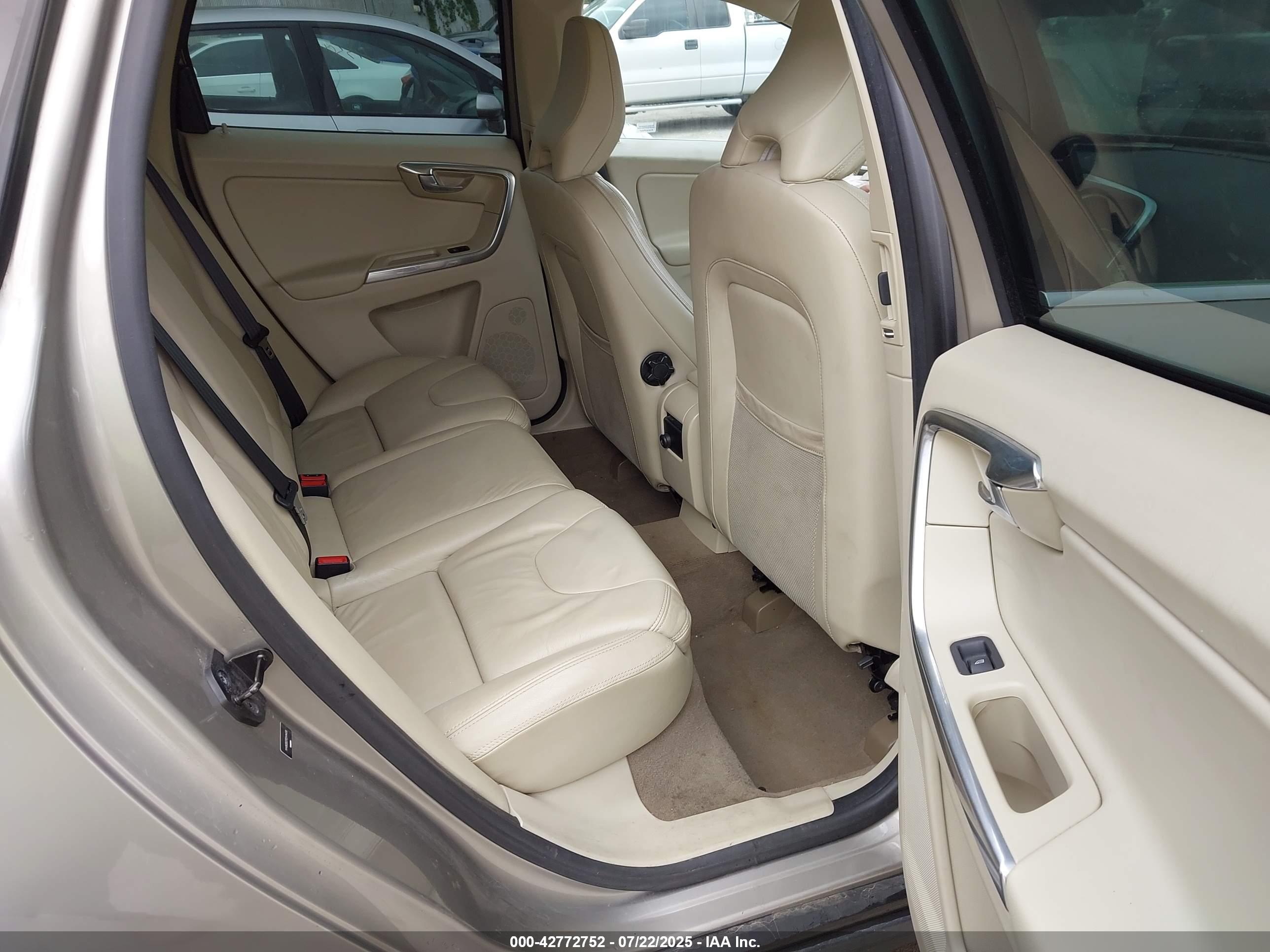 VOLVO XC60 image 8