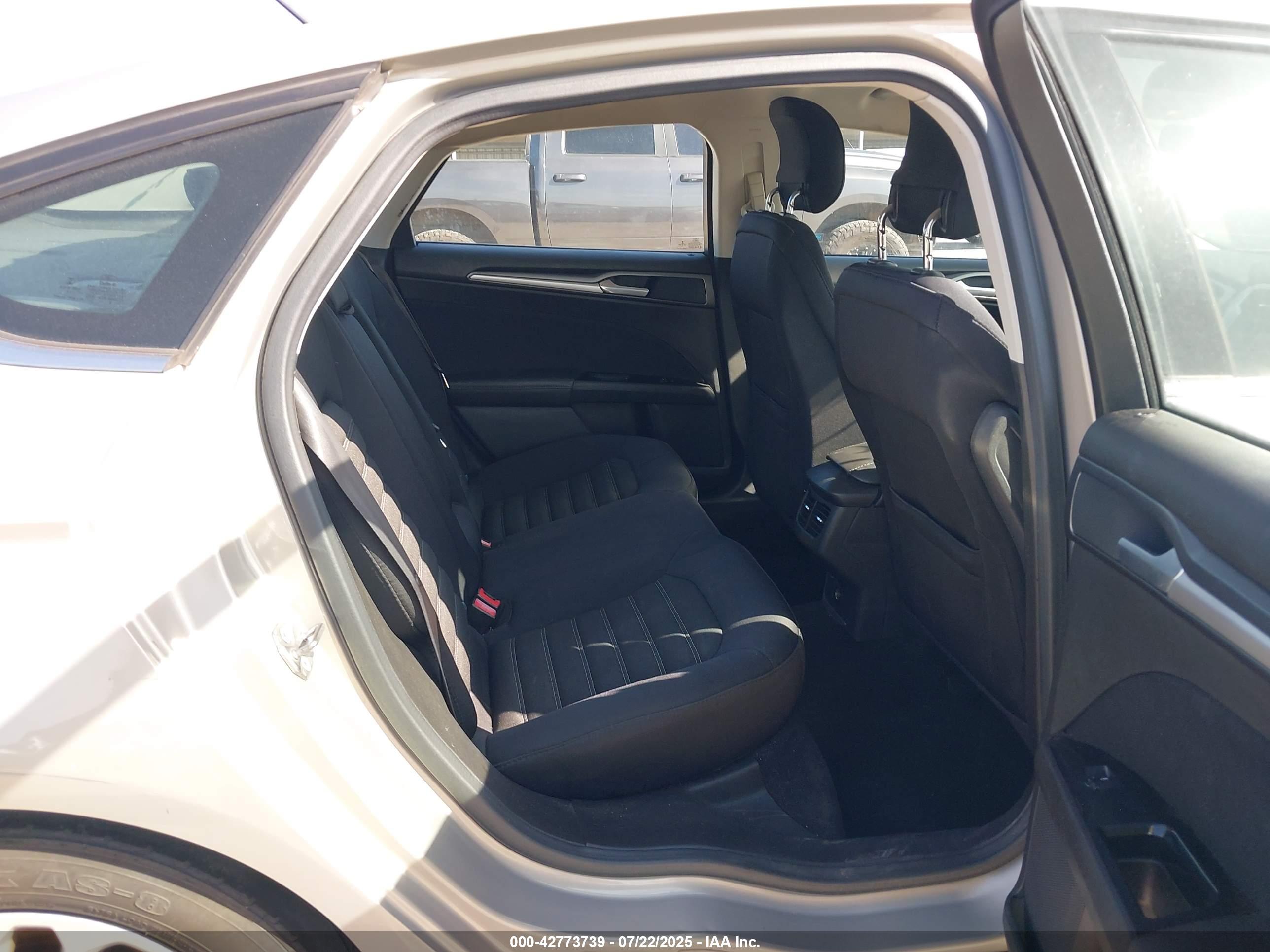 FORD FUSION image 8