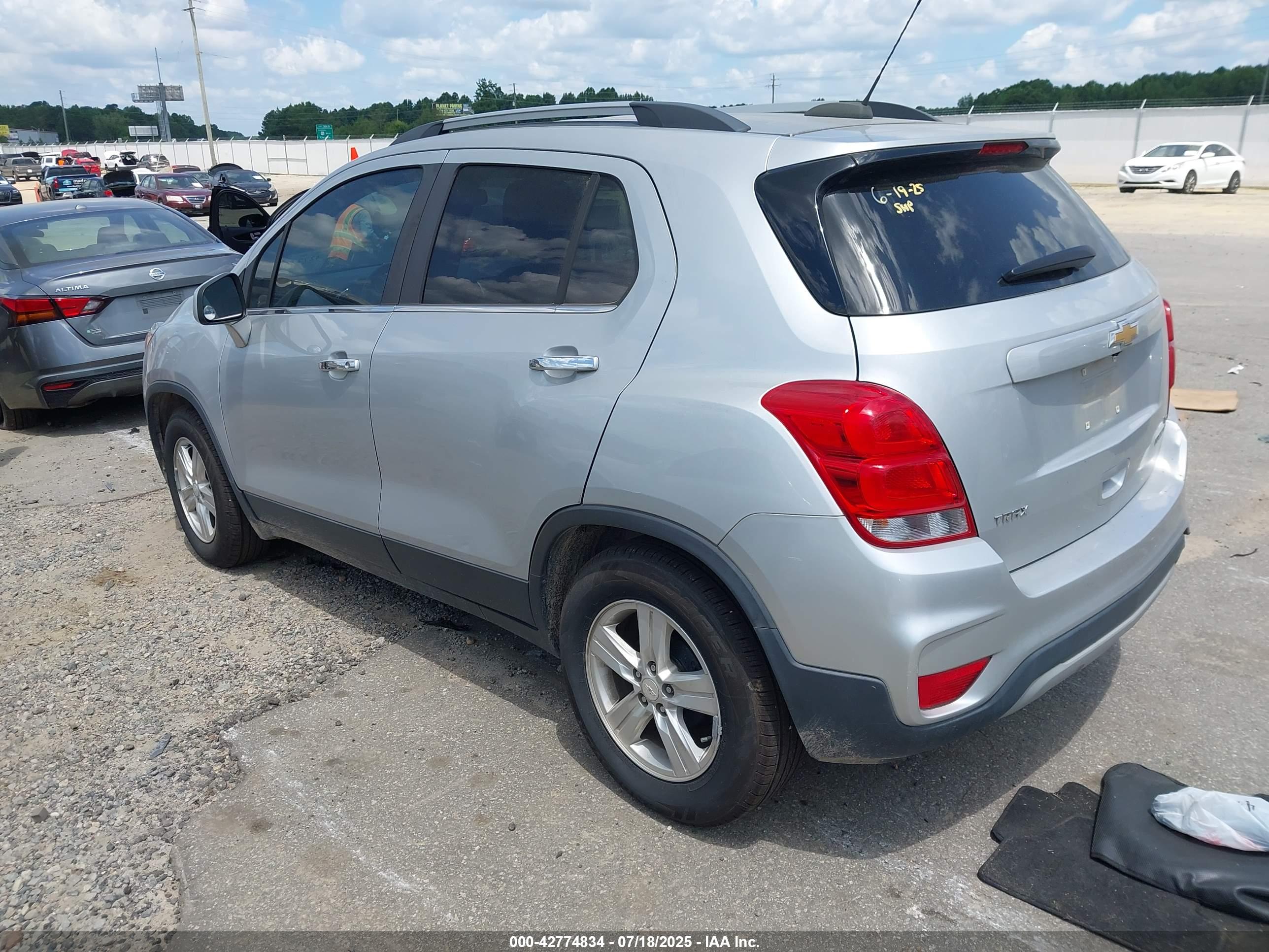 CHEVROLET TRAX image 3