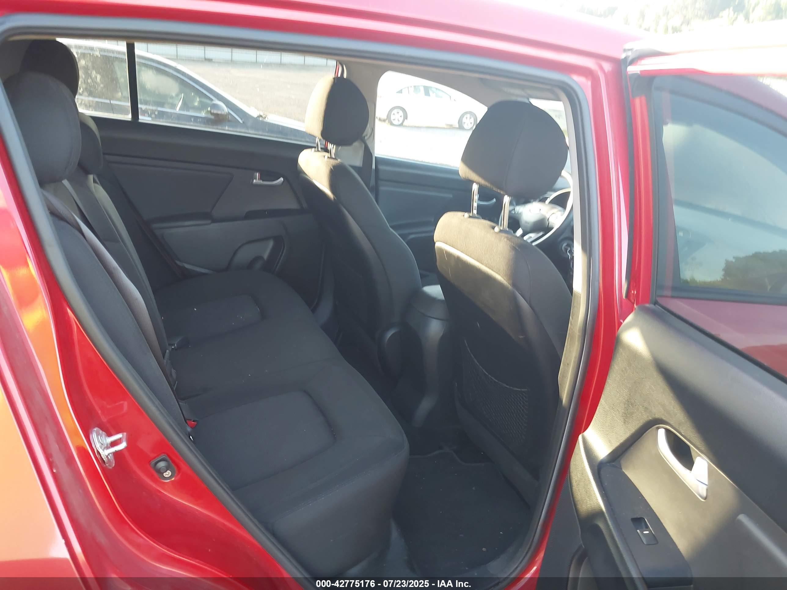 KIA SPORTAGE image 8