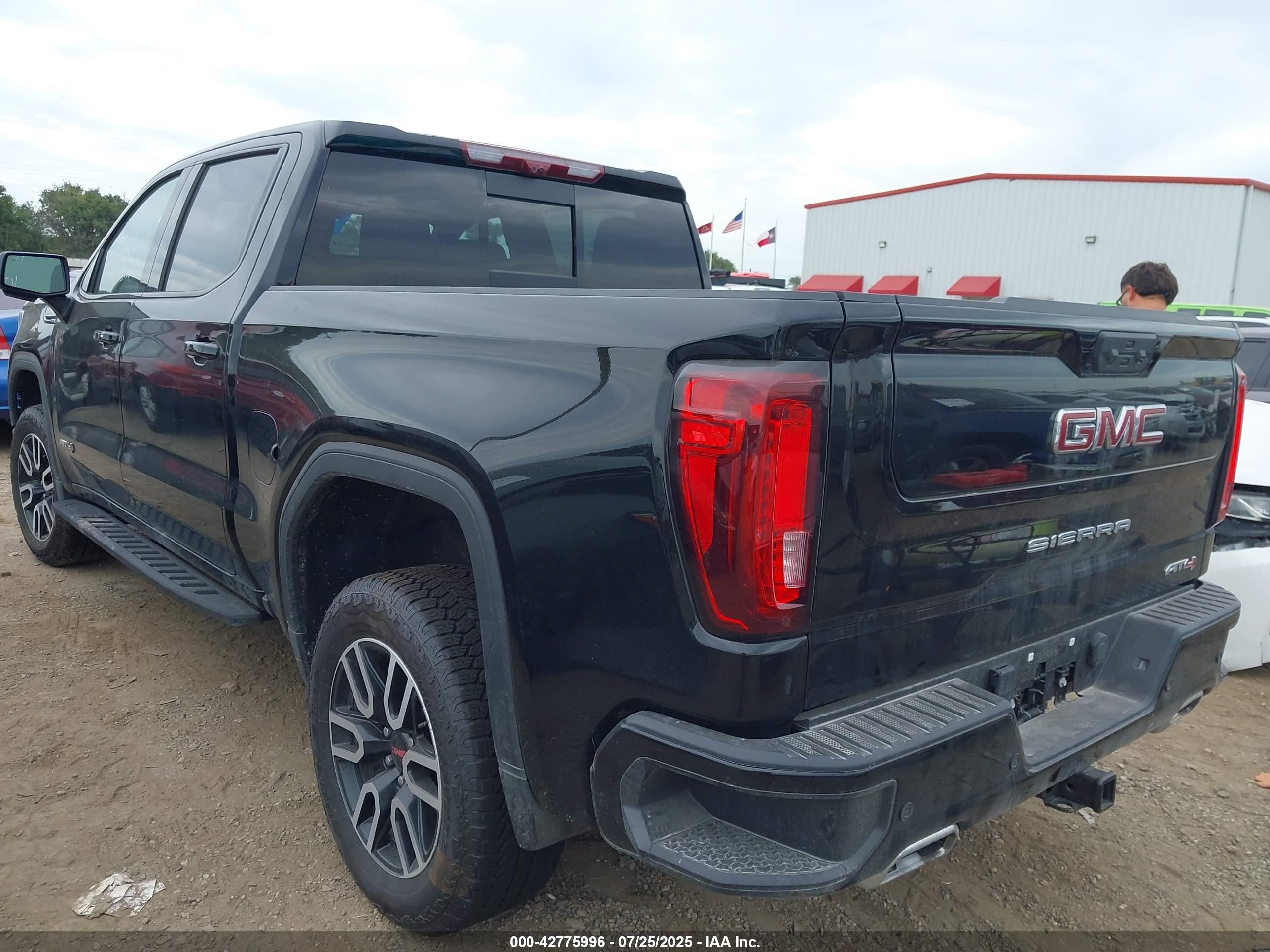 GMC SIERRA image 3