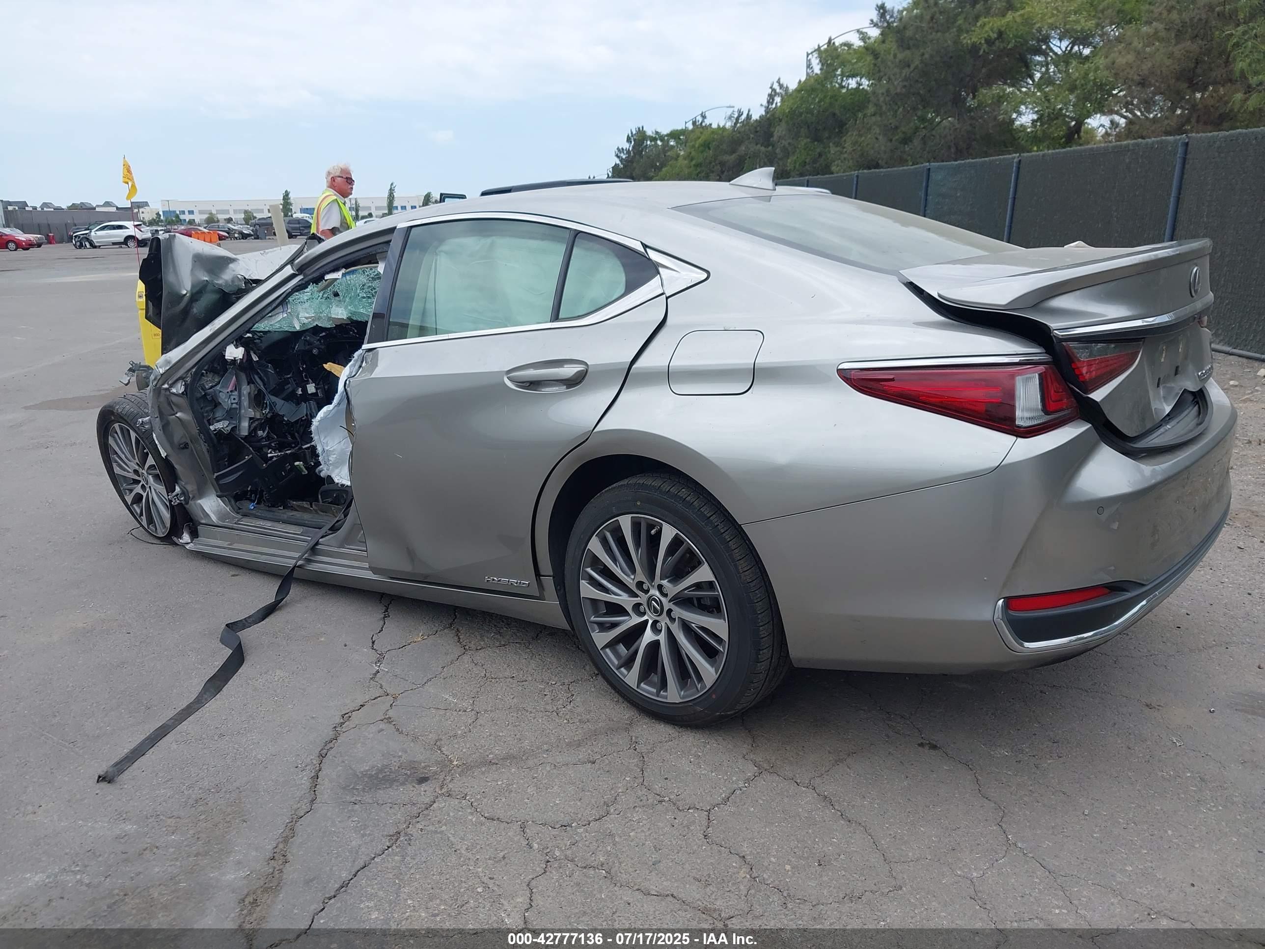 LEXUS ES image 3