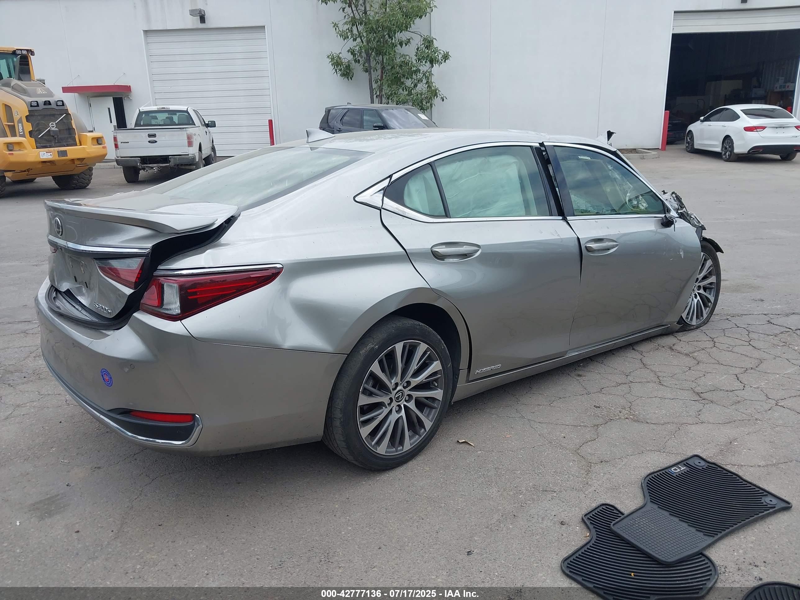 LEXUS ES image 4