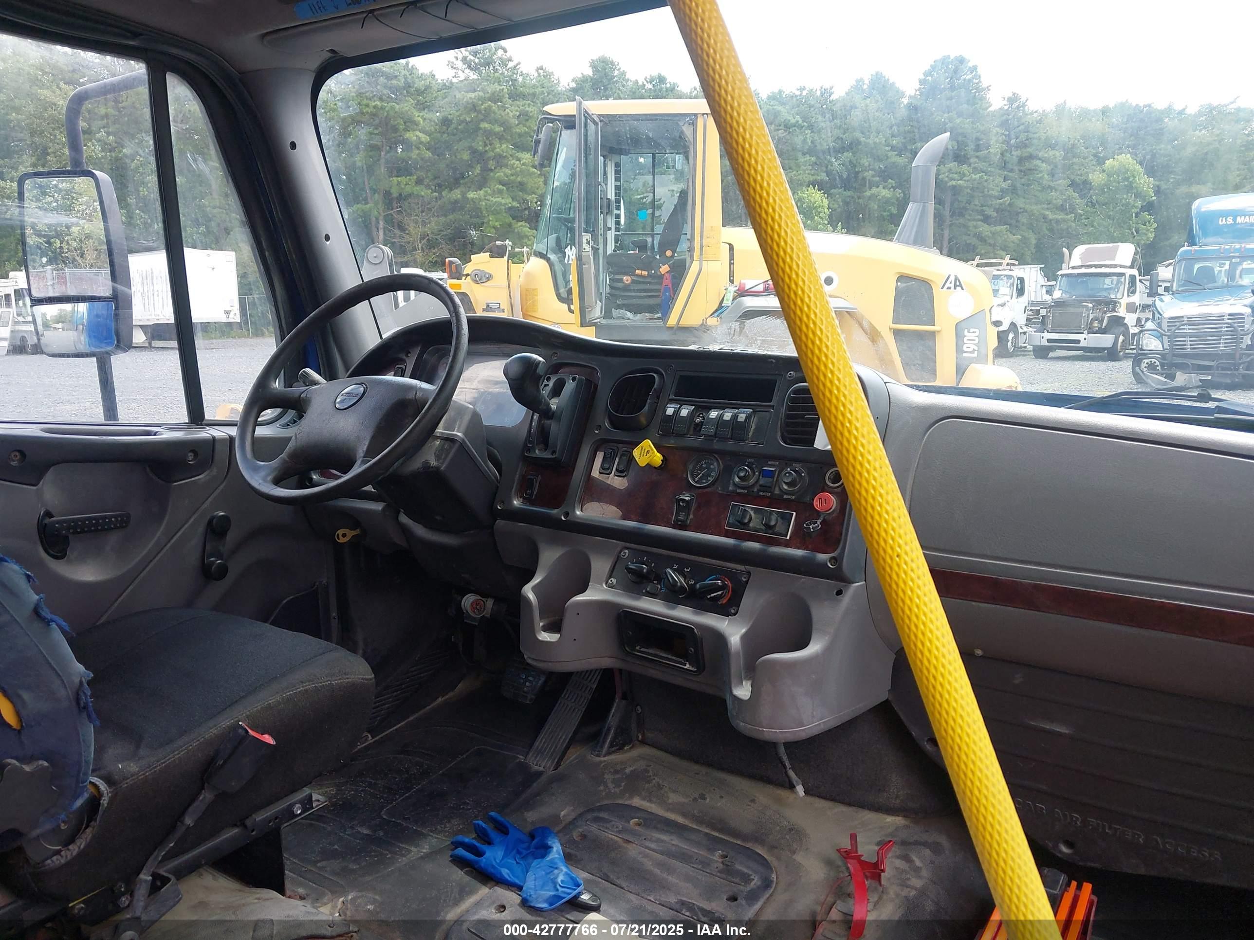 FREIGHTLINER BUS image 7