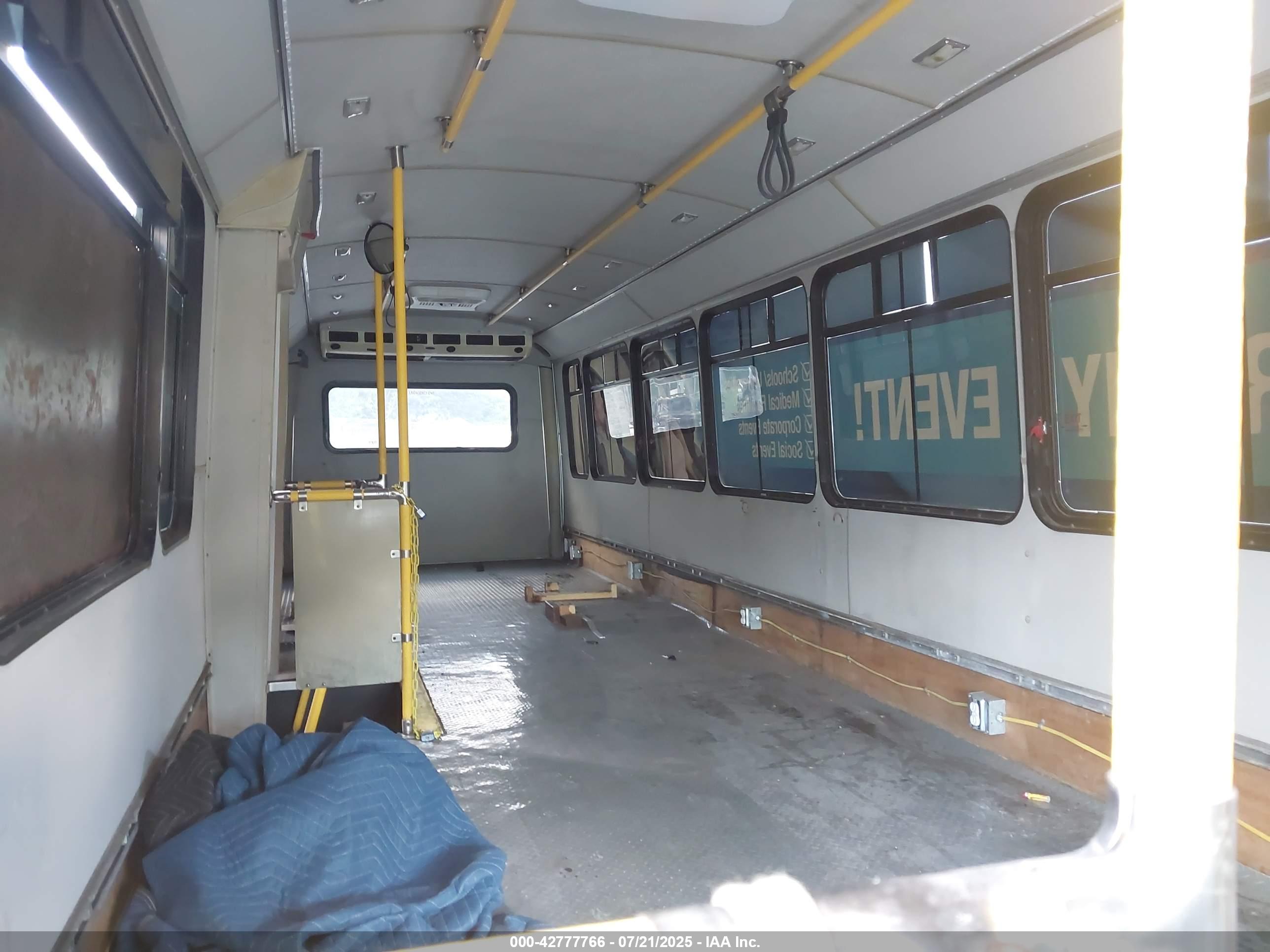 FREIGHTLINER BUS image 8