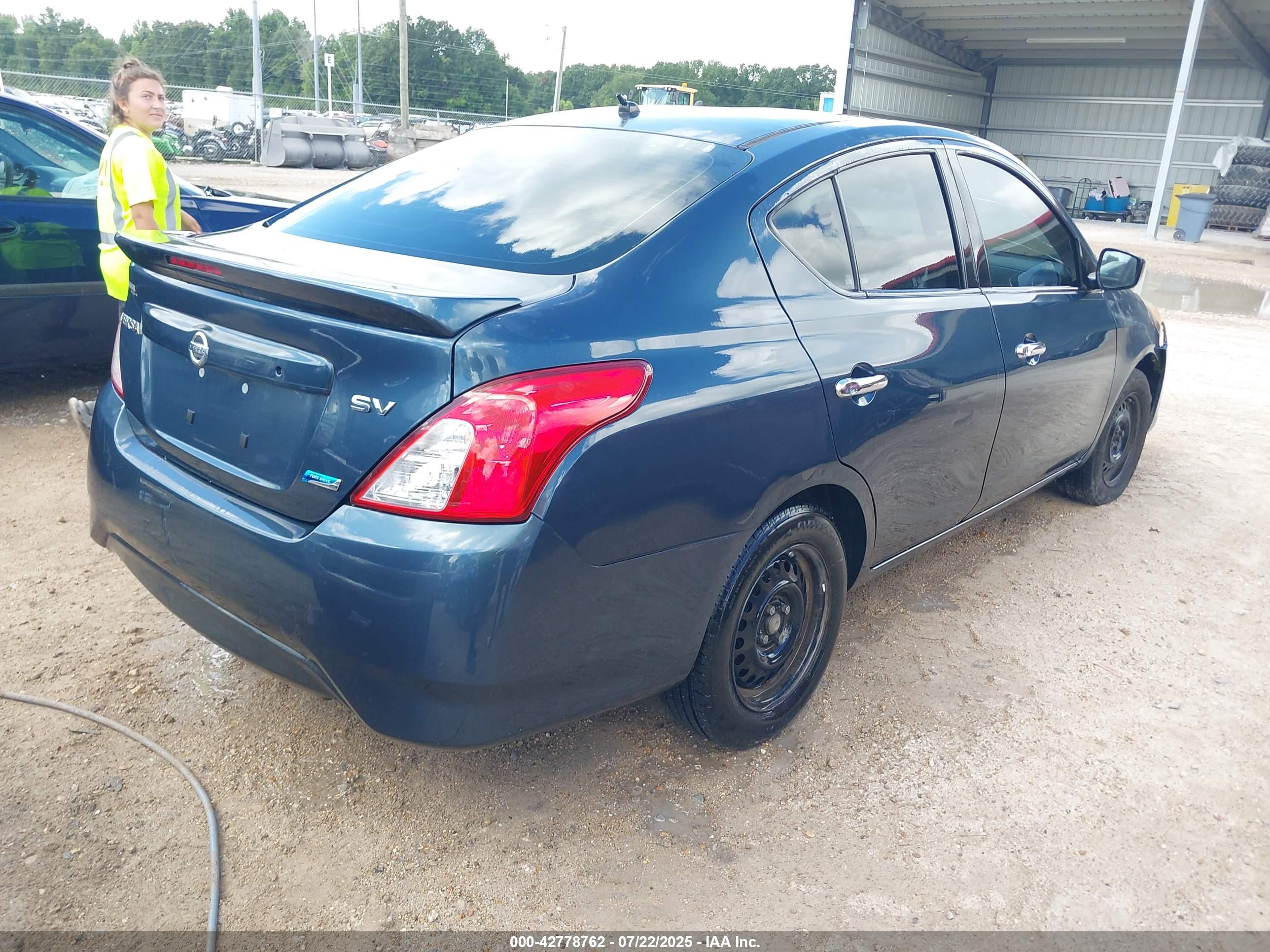 NISSAN VERSA image 4