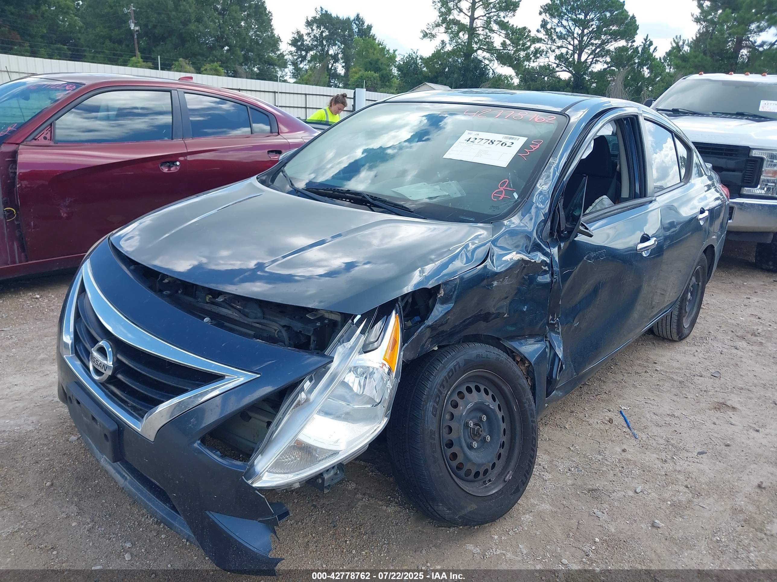 NISSAN VERSA image 6