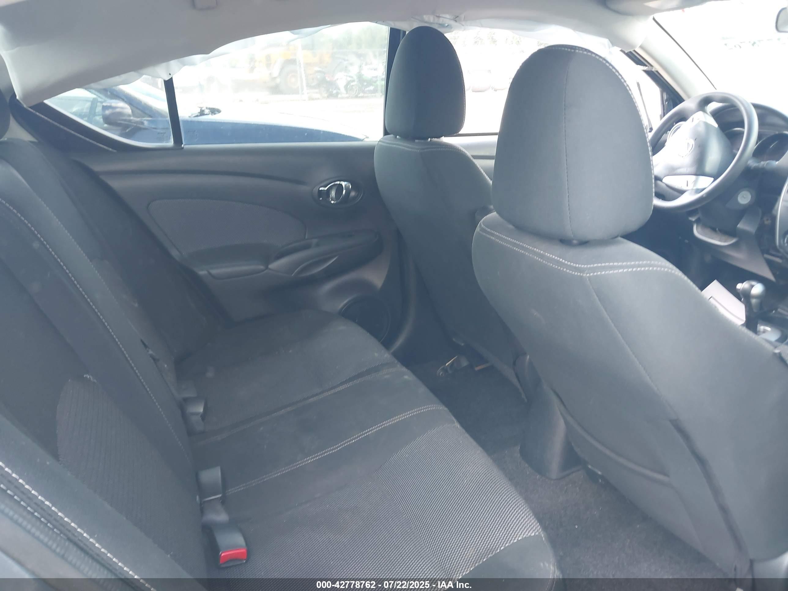 NISSAN VERSA image 8