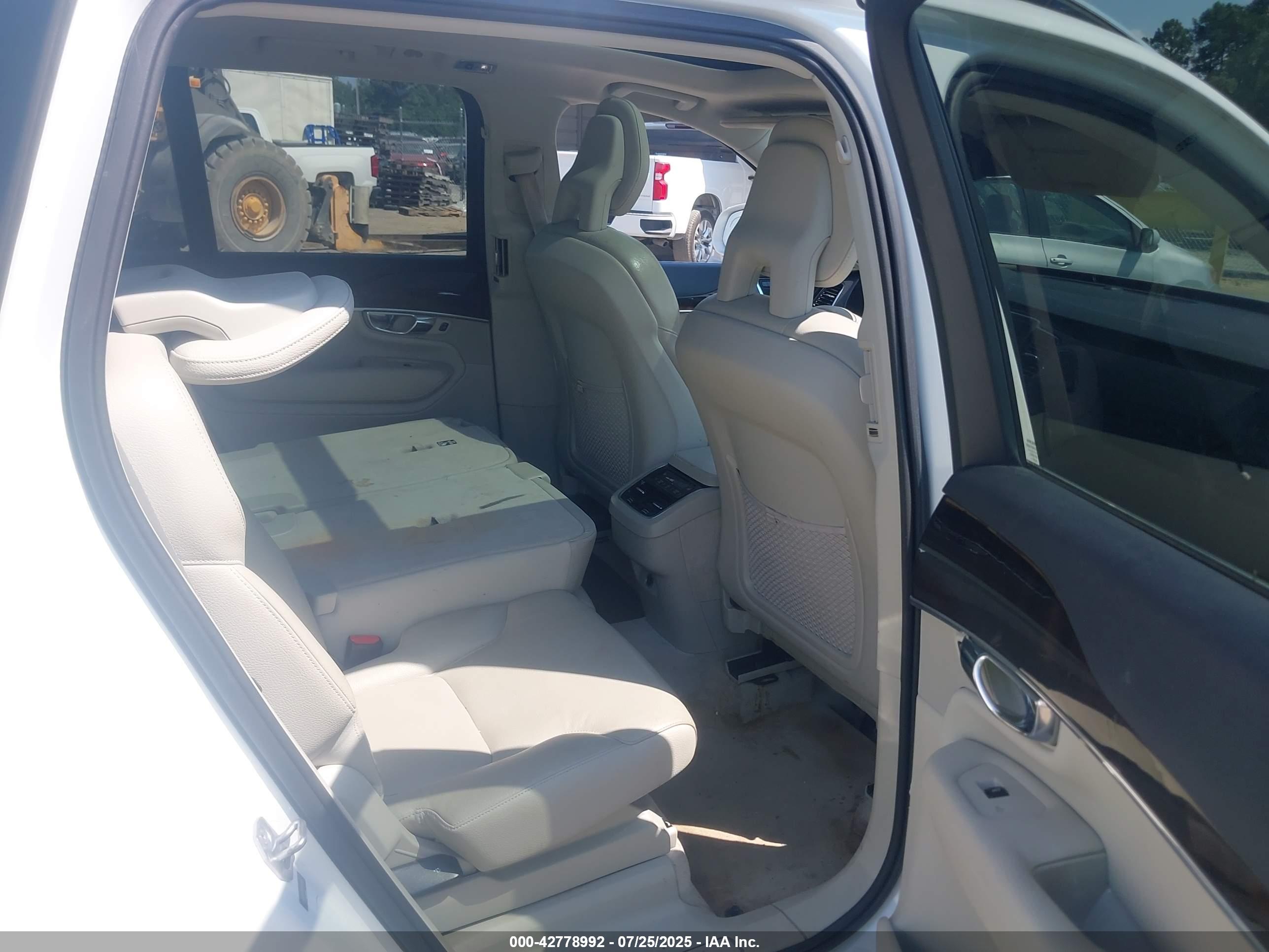 VOLVO XC90 image 8