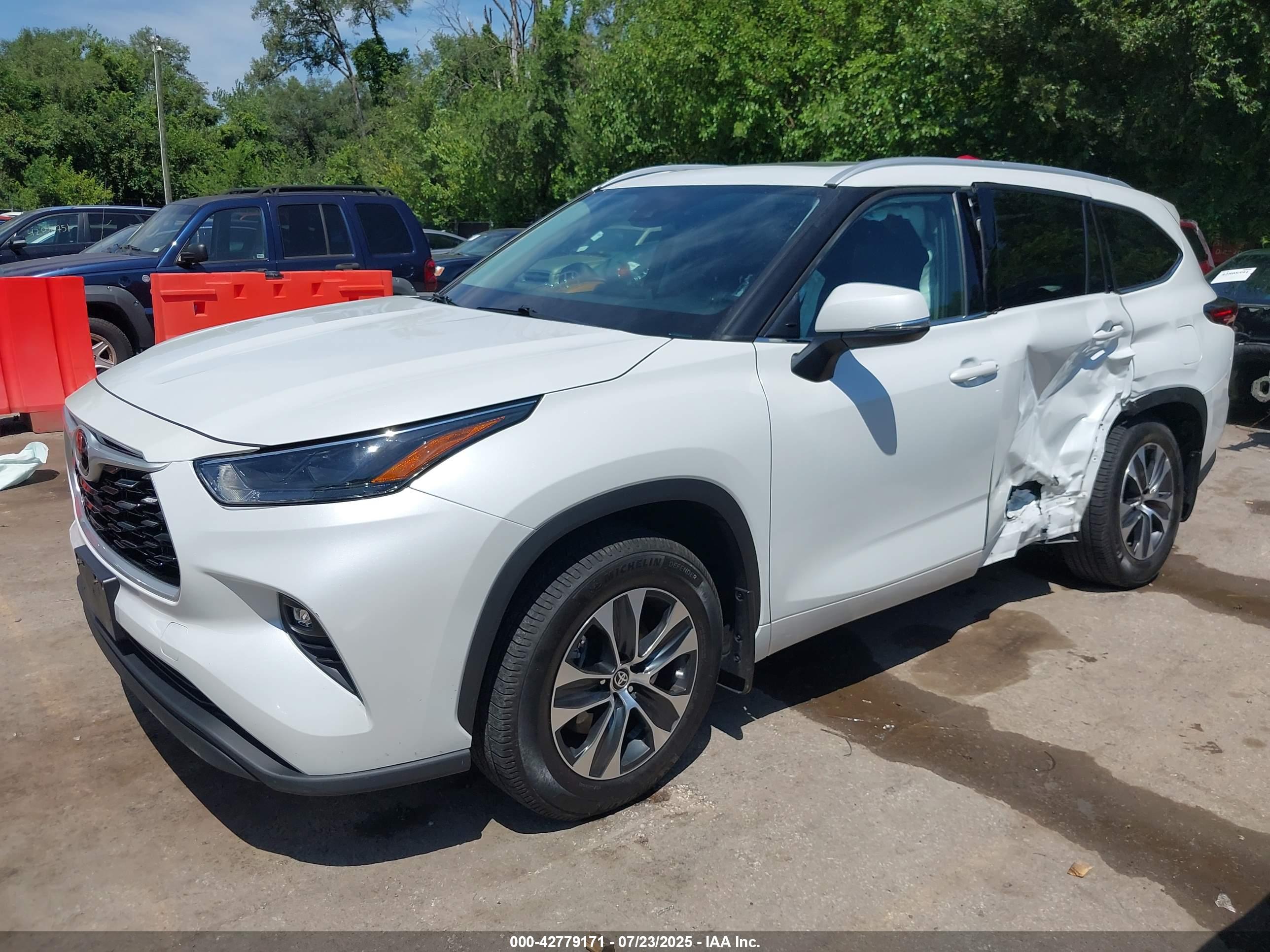TOYOTA HIGHLANDER image 2