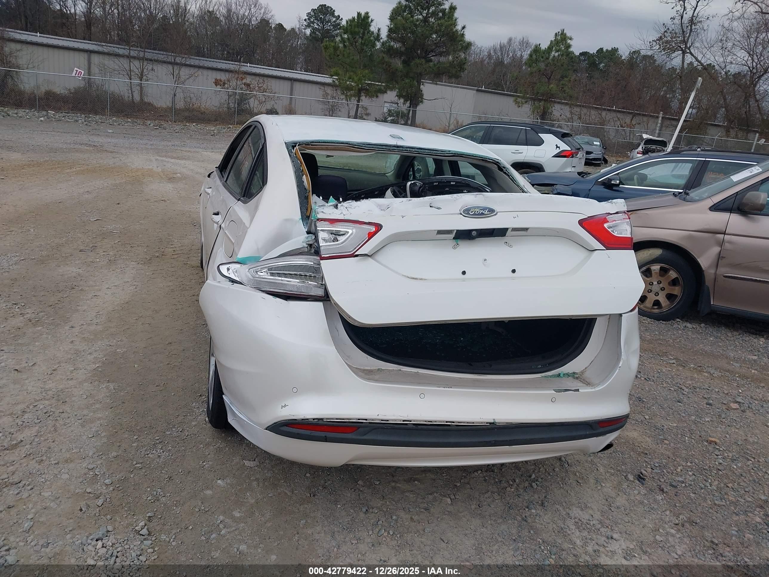 FORD FUSION image 6