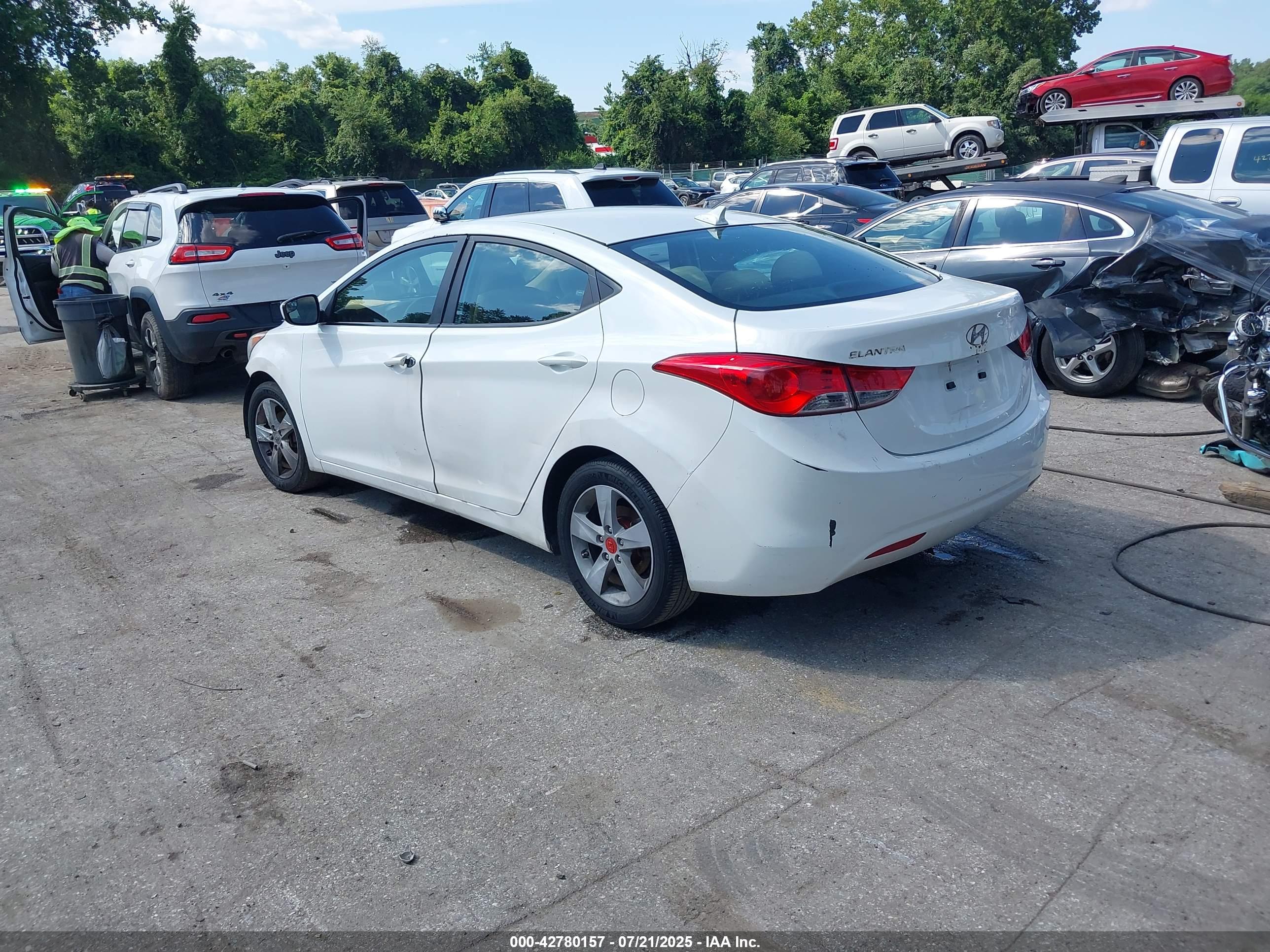 HYUNDAI ELANTRA image 3