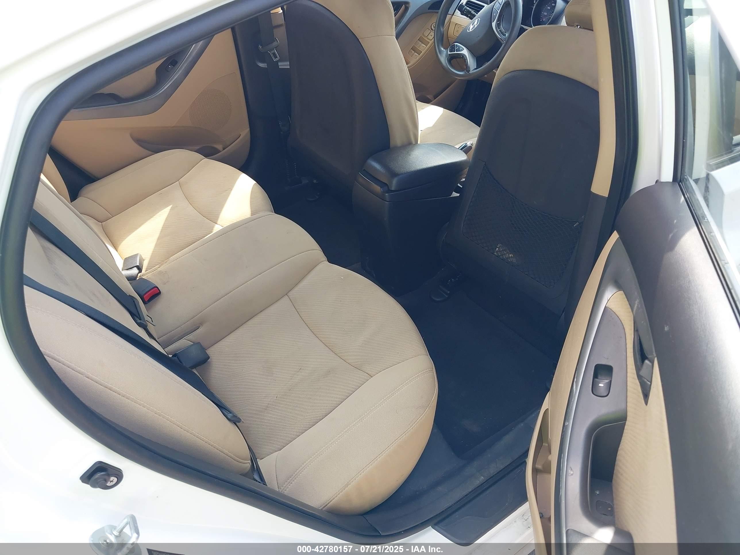 HYUNDAI ELANTRA image 8