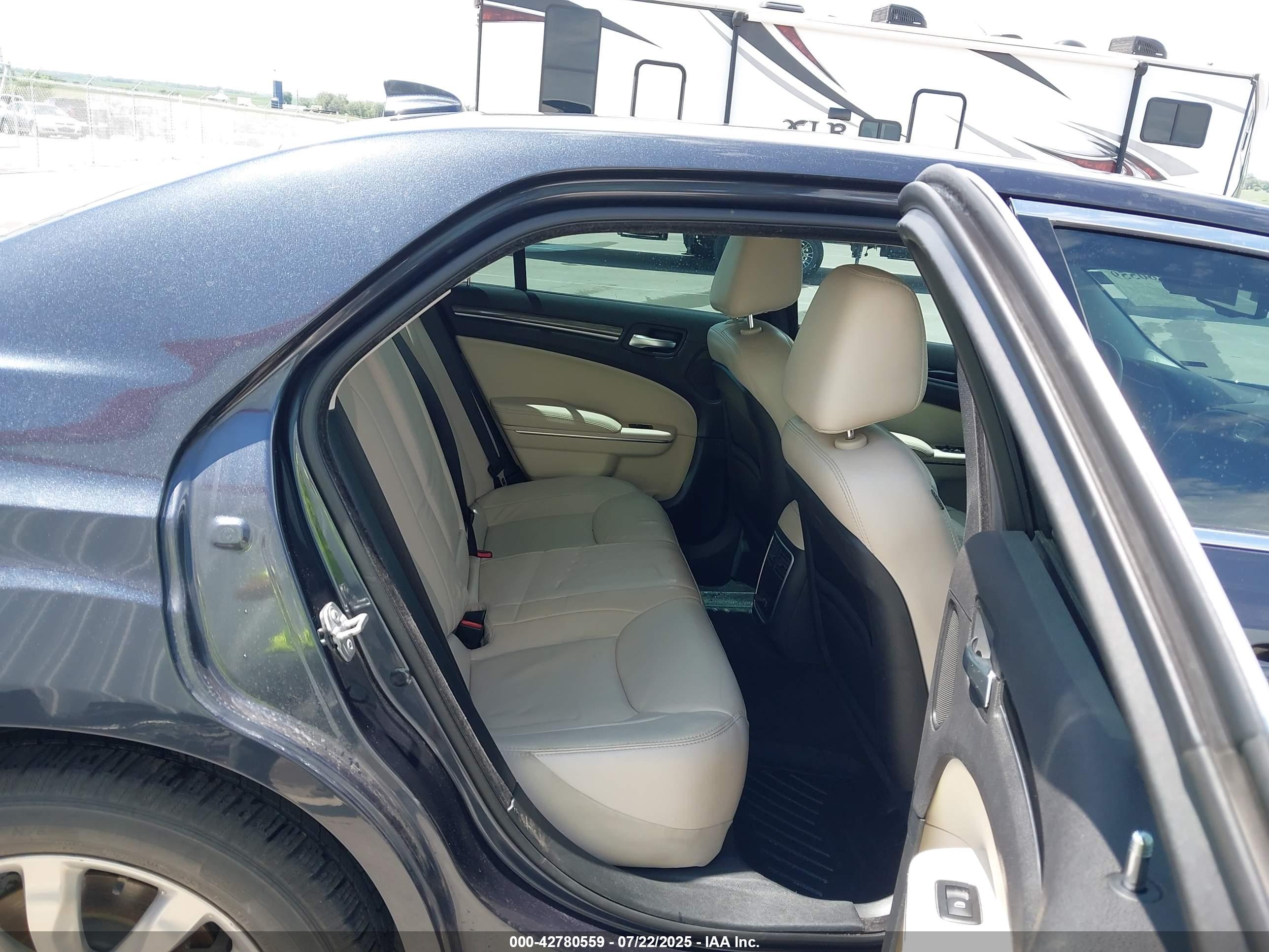 CHRYSLER 300 image 8