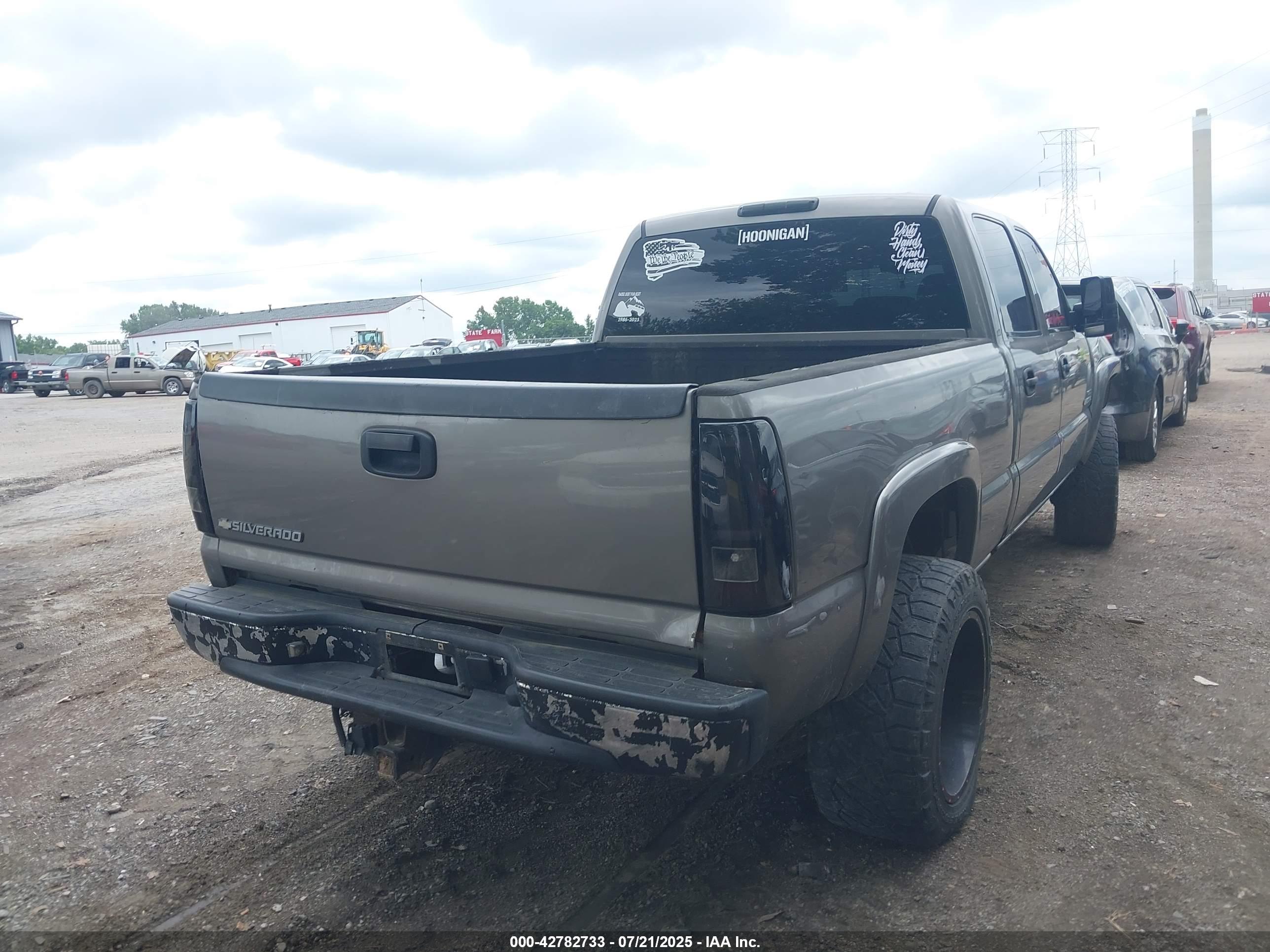 CHEVROLET SILVERADO image 4
